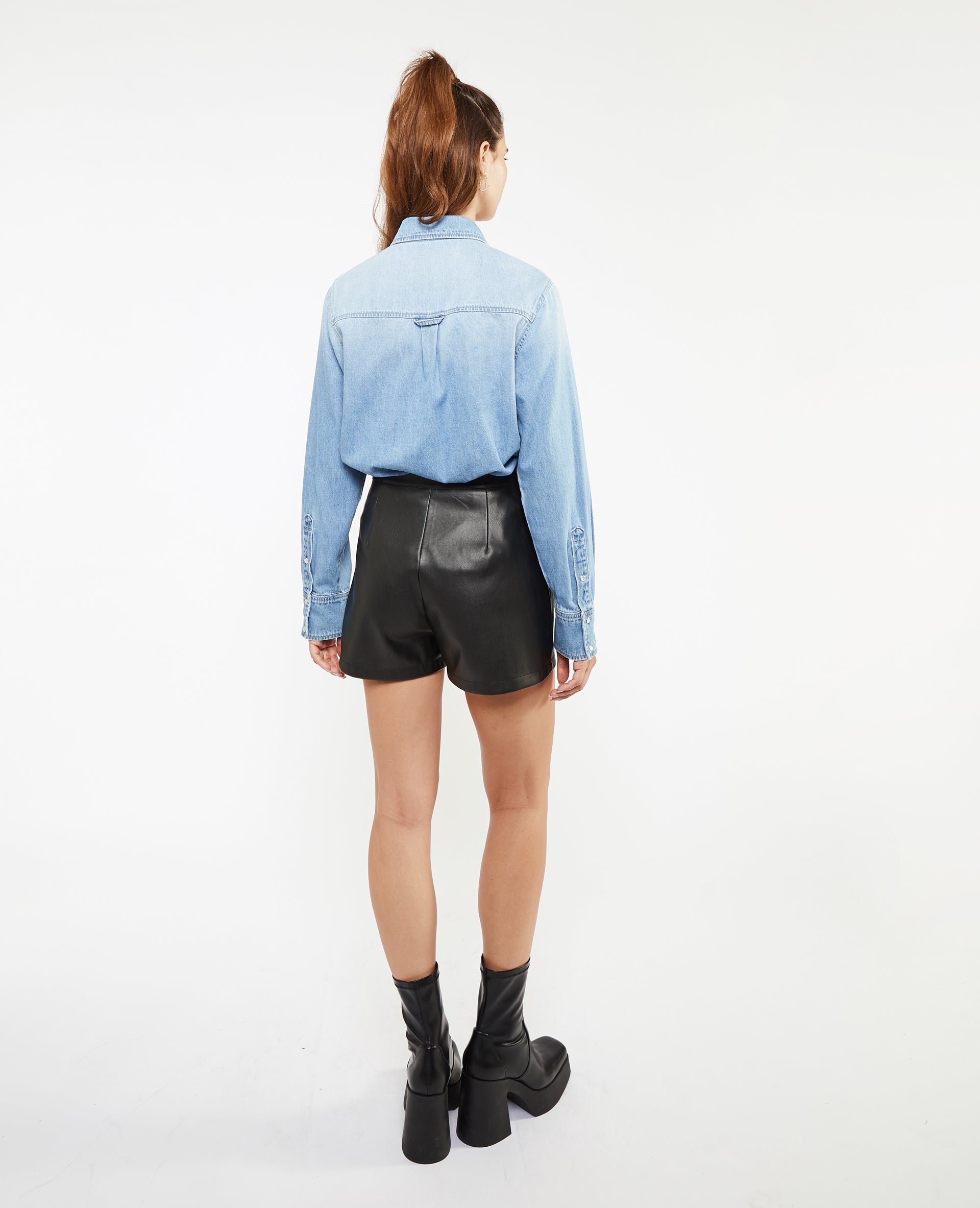 Short en simili avec poches zippées