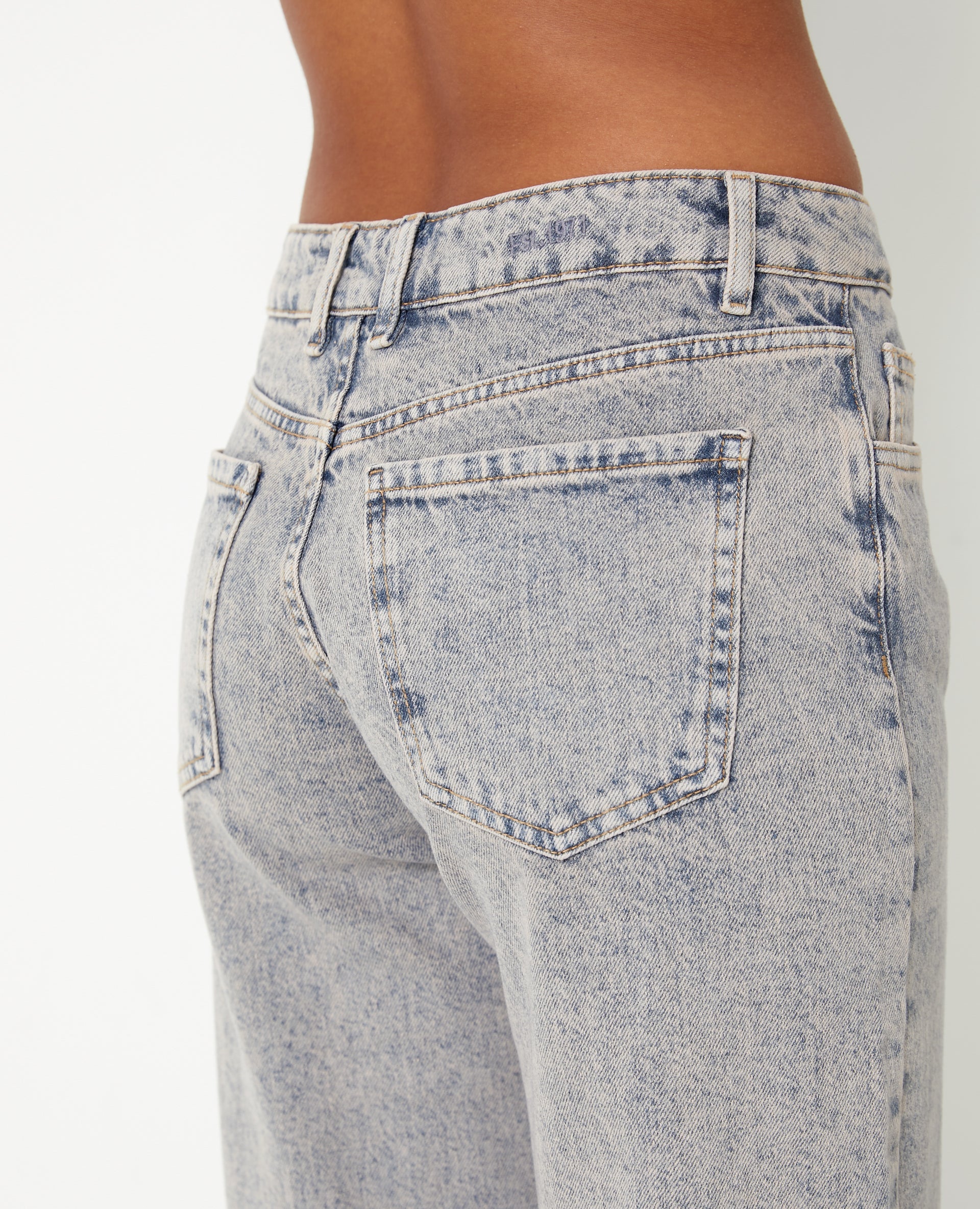 Jean wide taille basse effet délavé