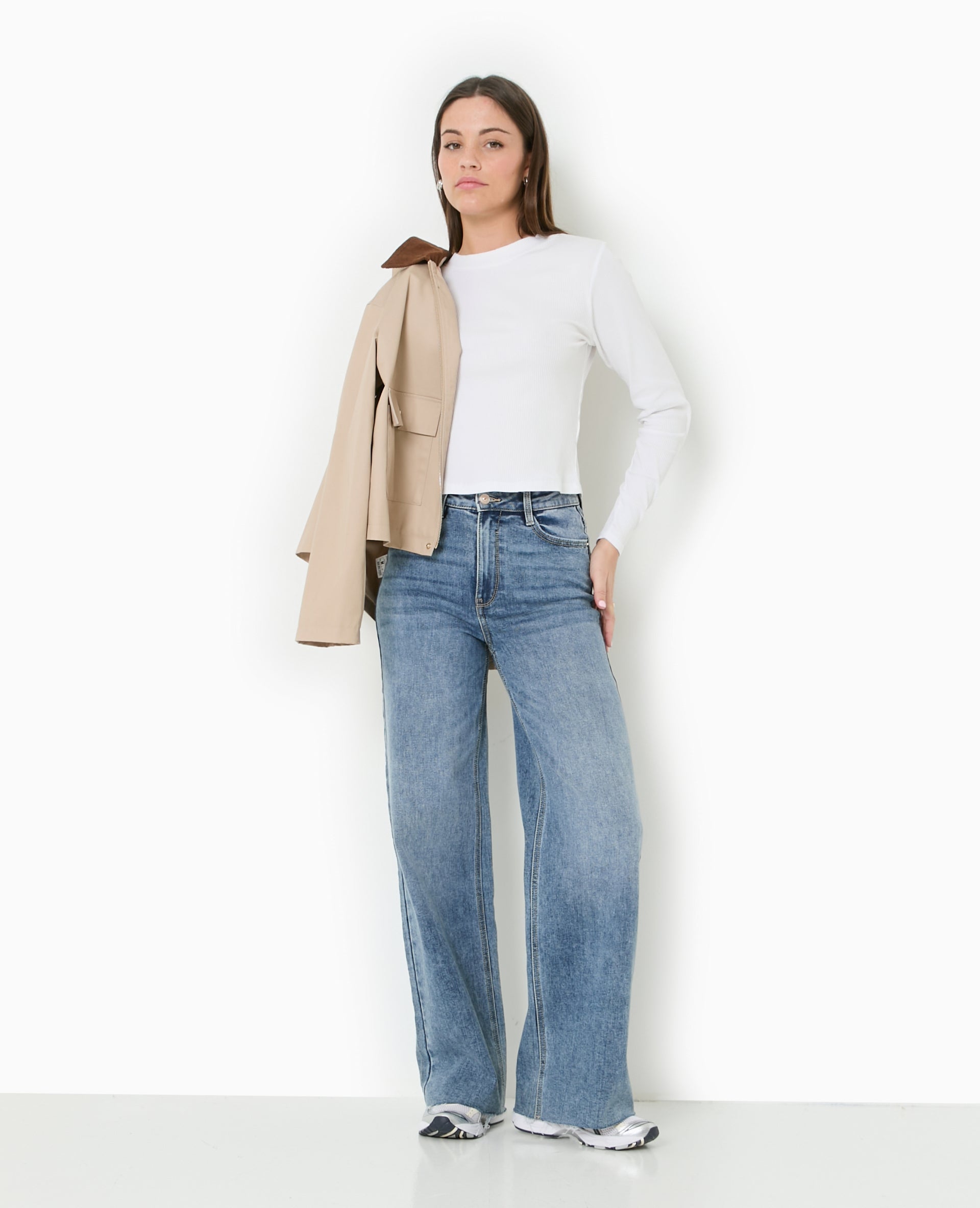 Jean wide taille haute avec bas coupés