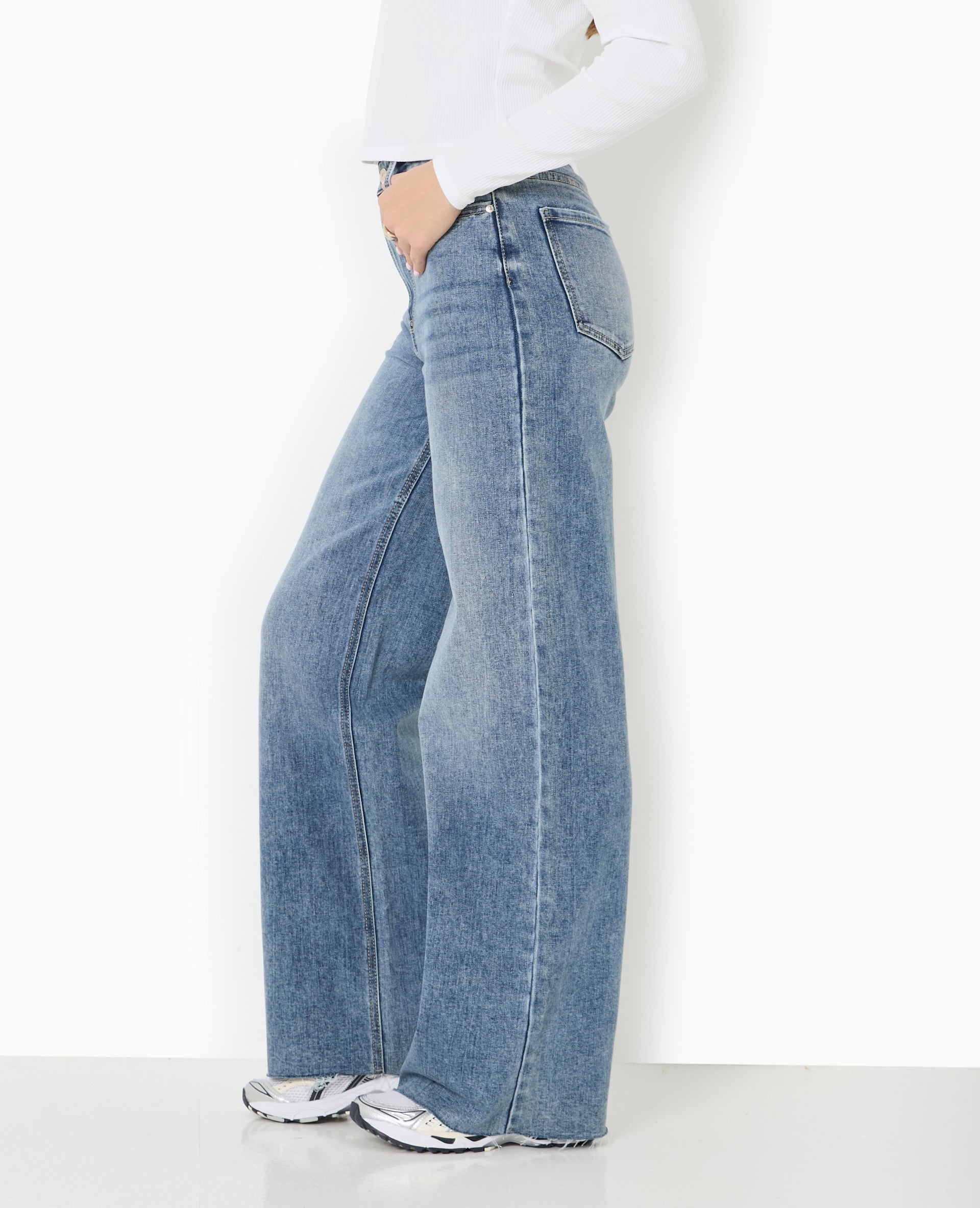 Jean wide taille haute avec bas coupés