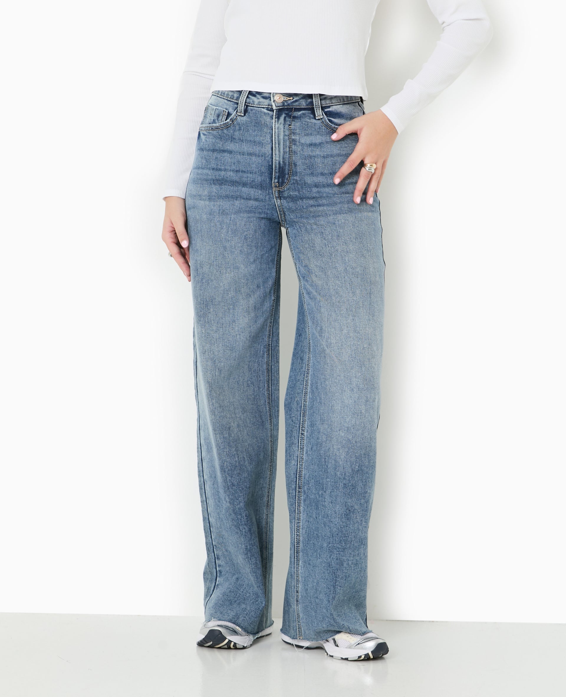 Jean wide taille haute avec bas coupés