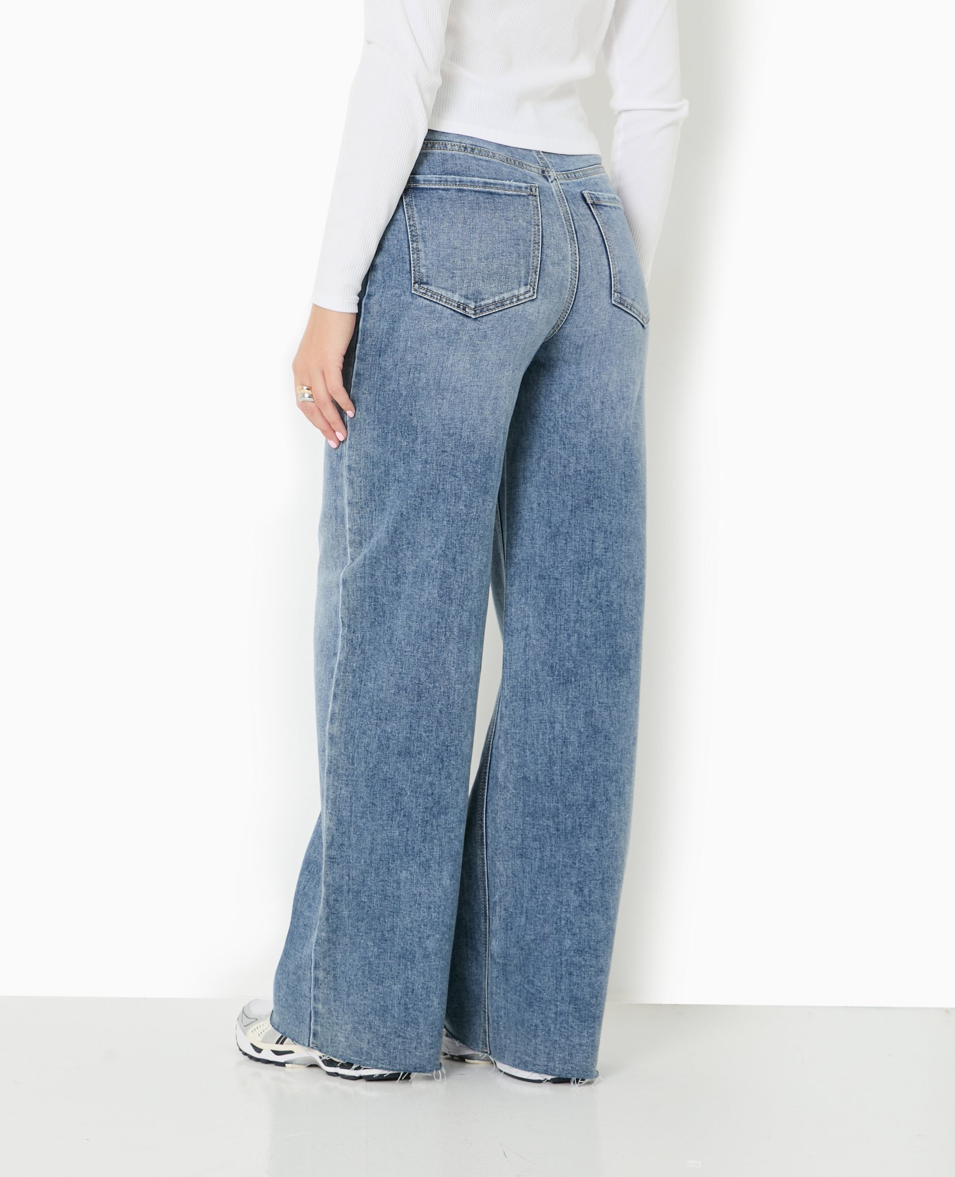 Jean wide taille haute avec bas coupés