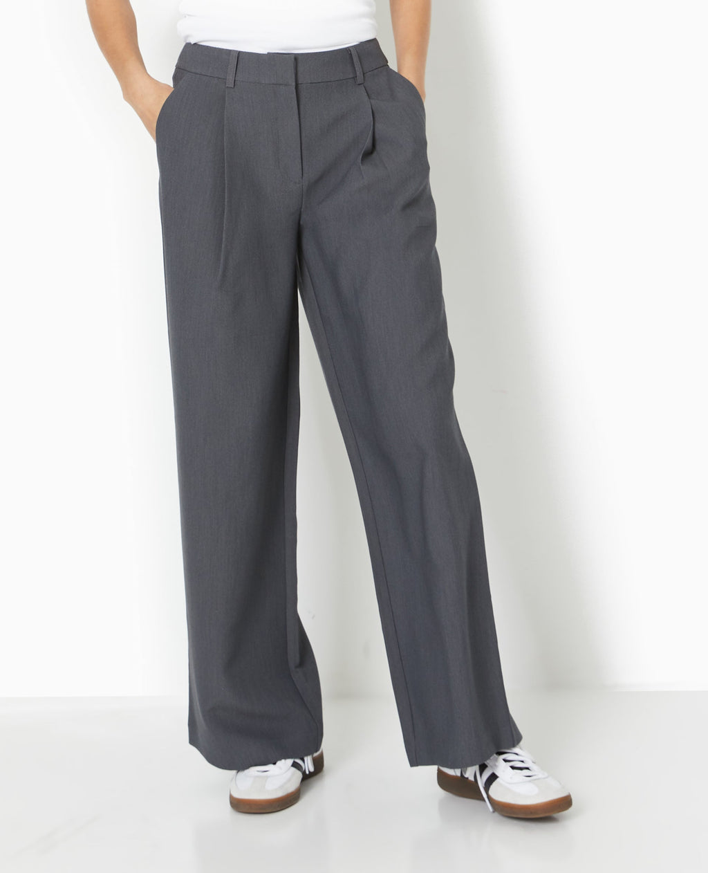Pantalon large et droit avec pinces