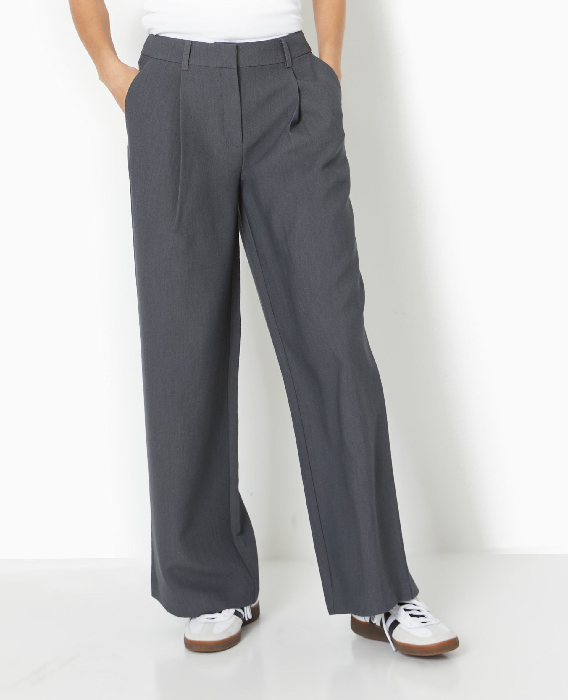 Pantalon large et droit avec pinces