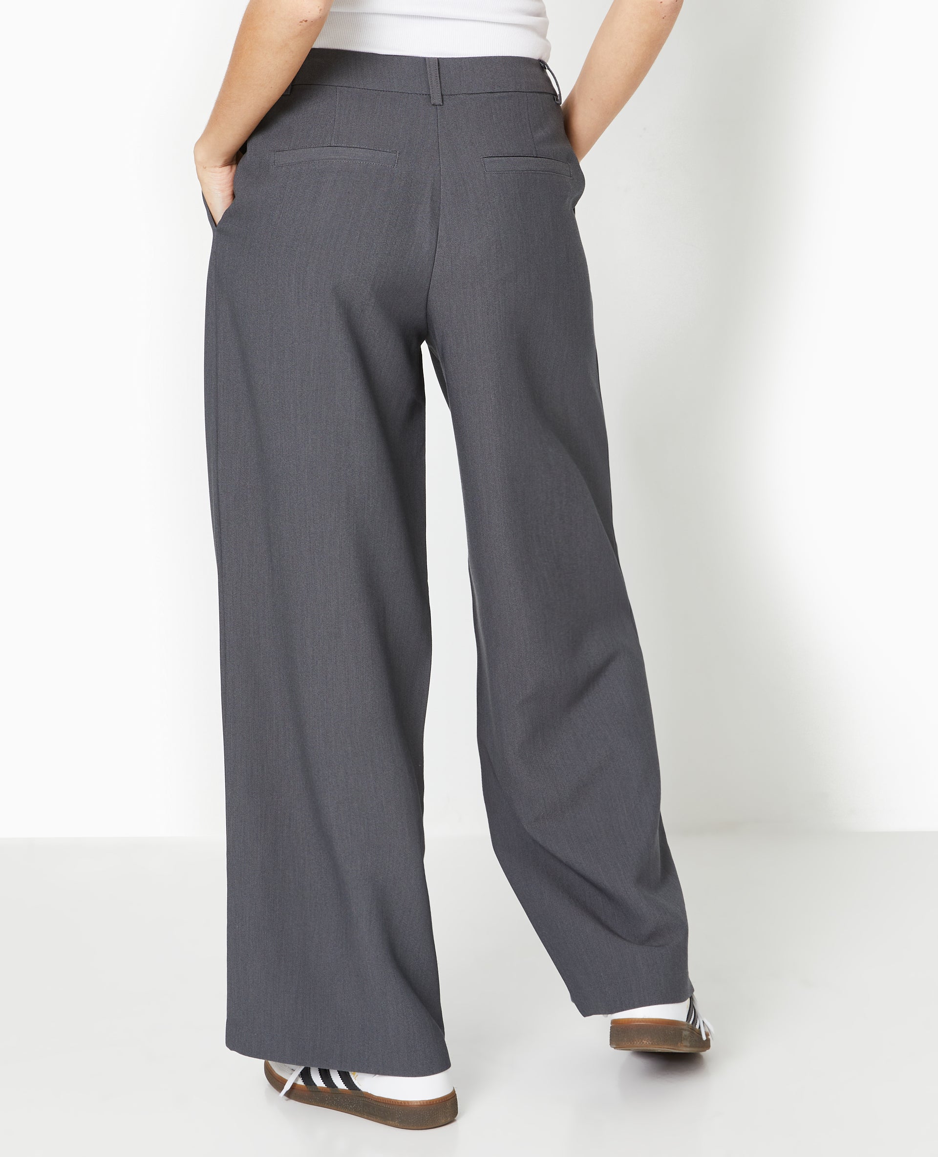 Pantalon large et droit avec pinces