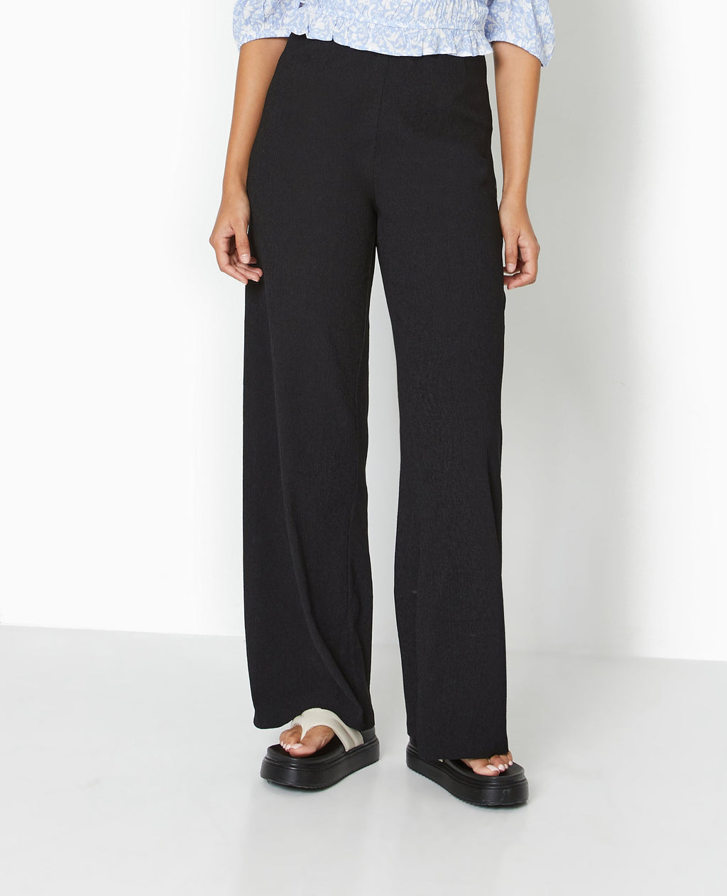 Pantalon large et fluide en tissu effet froissé