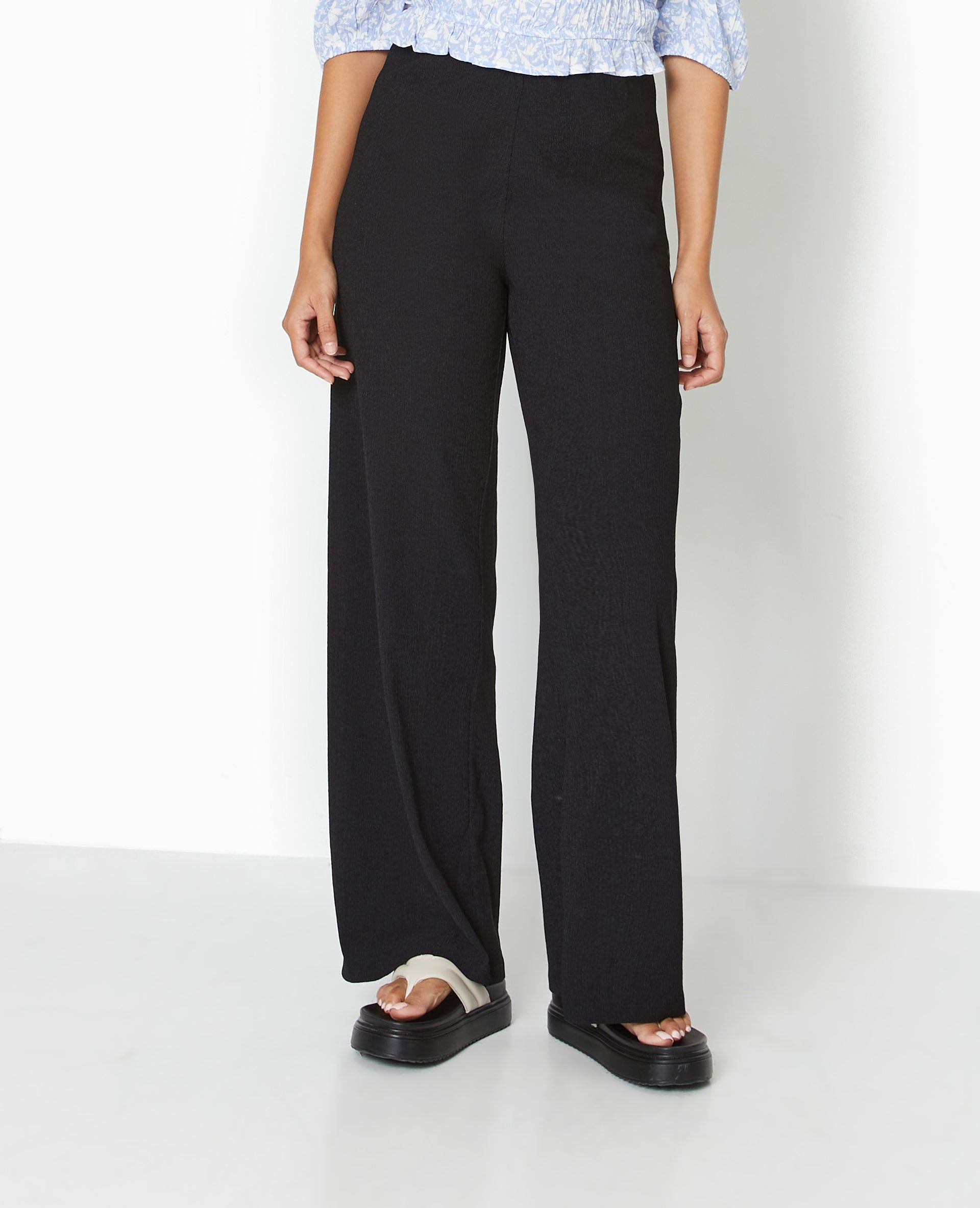 Pantalon large et fluide en tissu effet froissé