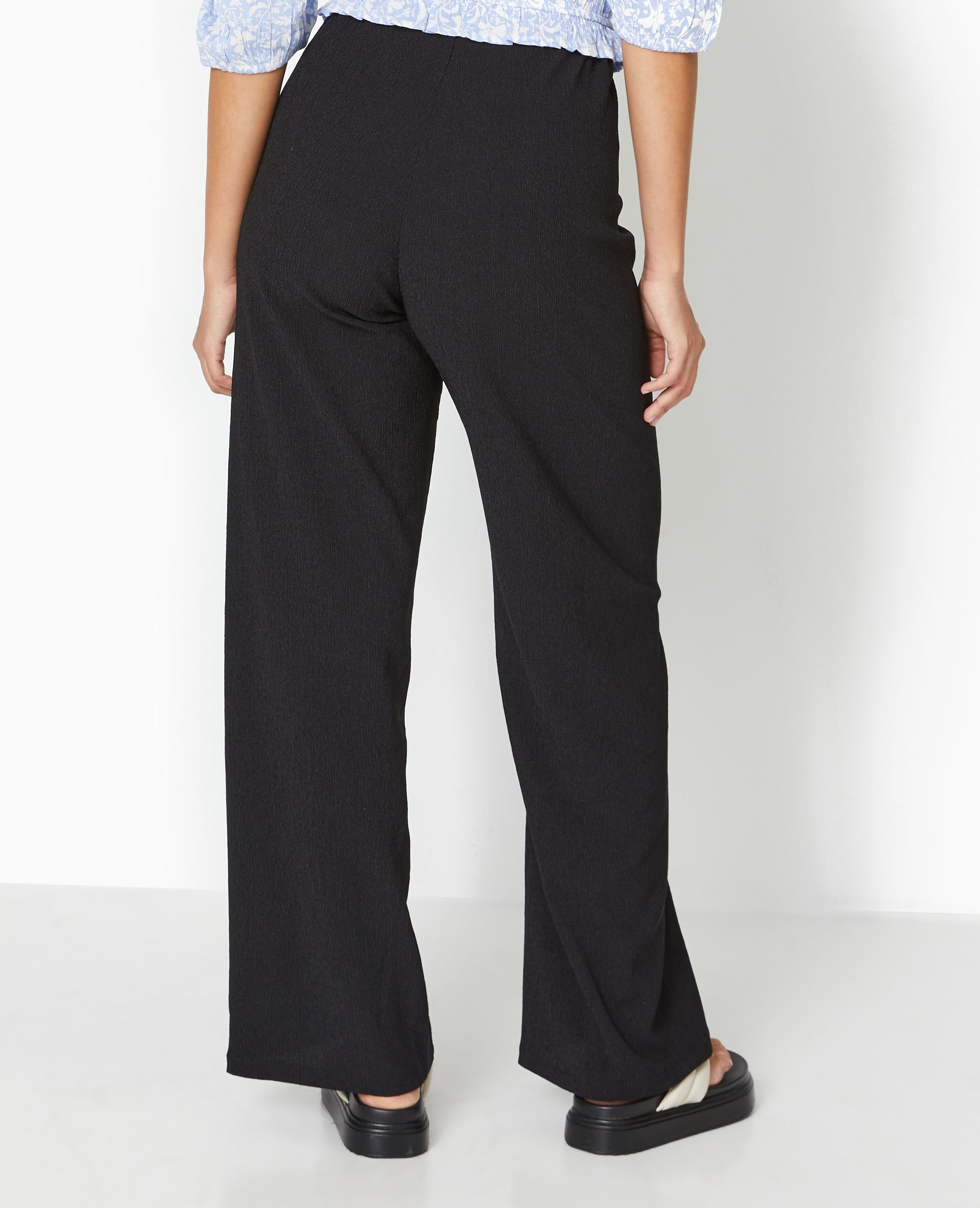 Pantalon large et fluide en tissu effet froissé