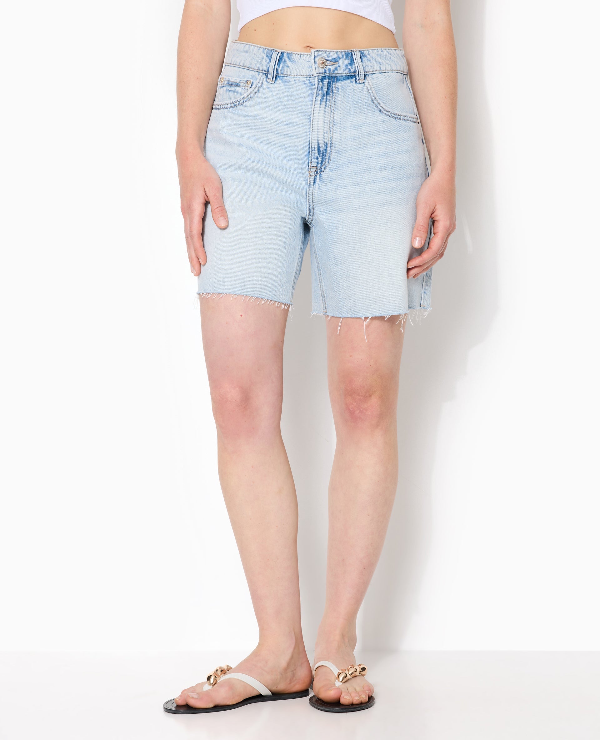 Short en jean taille haute avec bas coupés