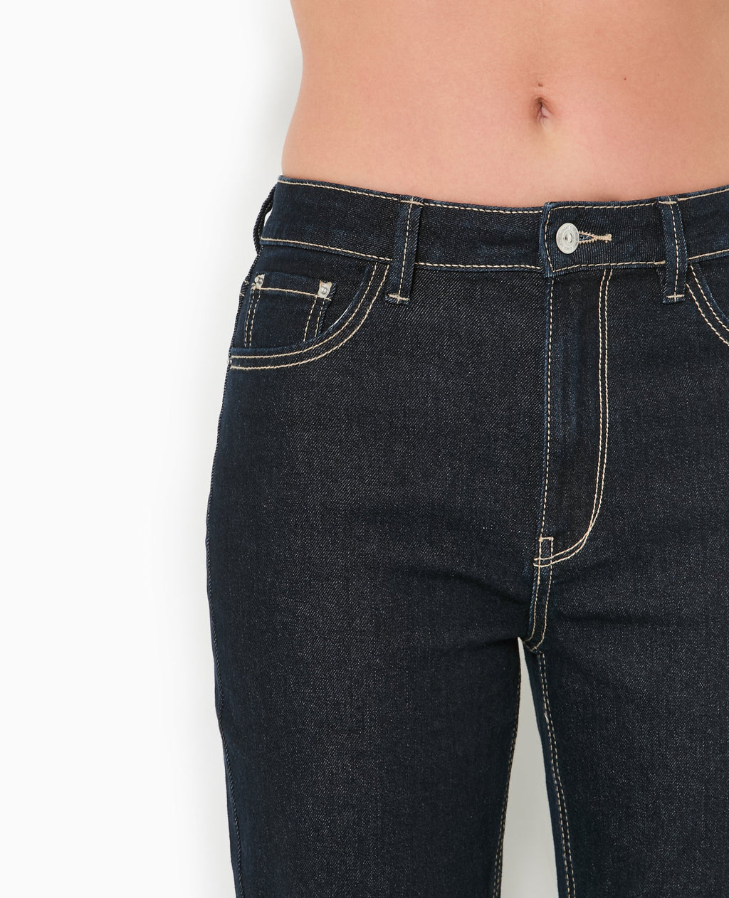 Jean droit taille regular avec bas coupés