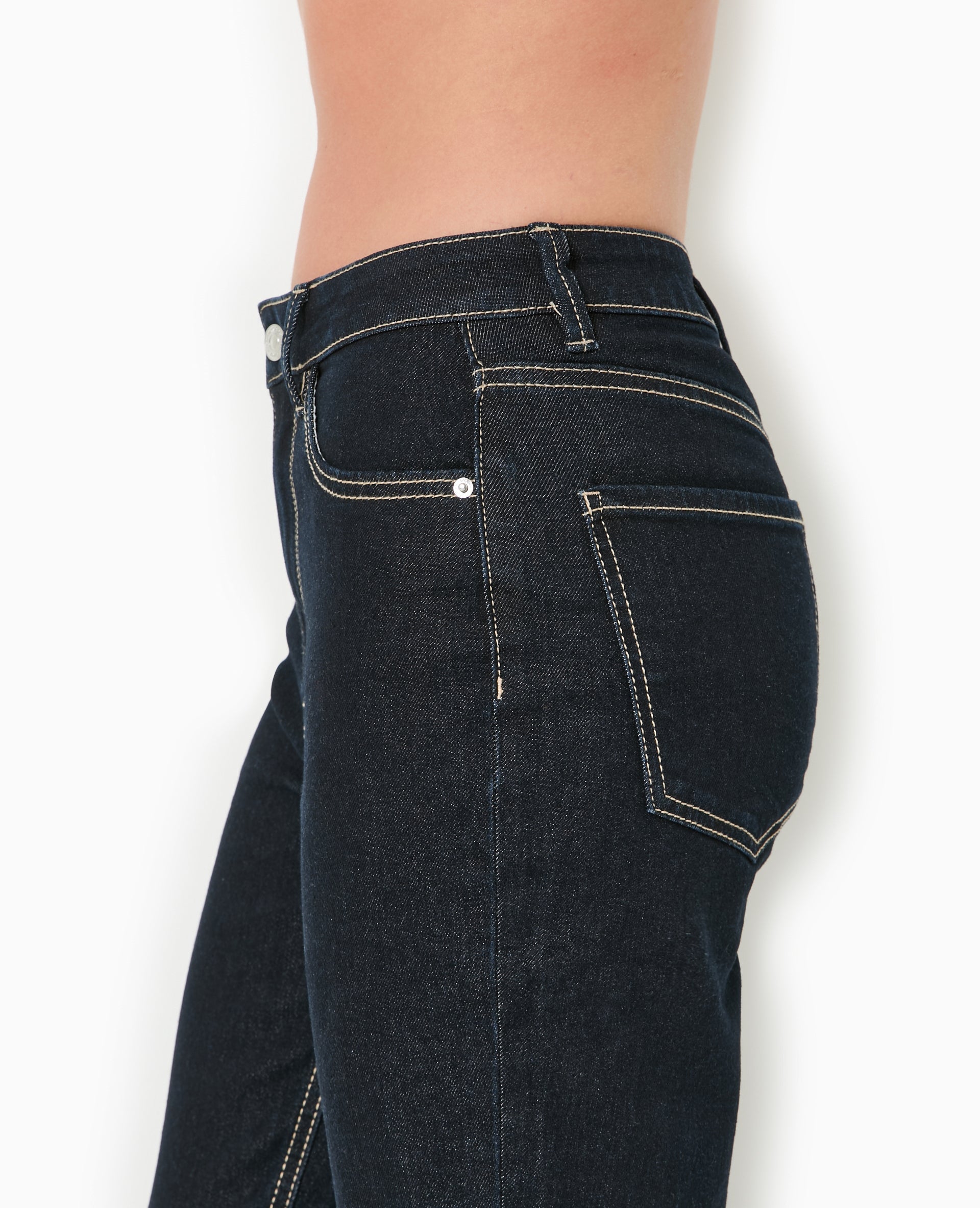 Jean droit taille regular avec bas coupés