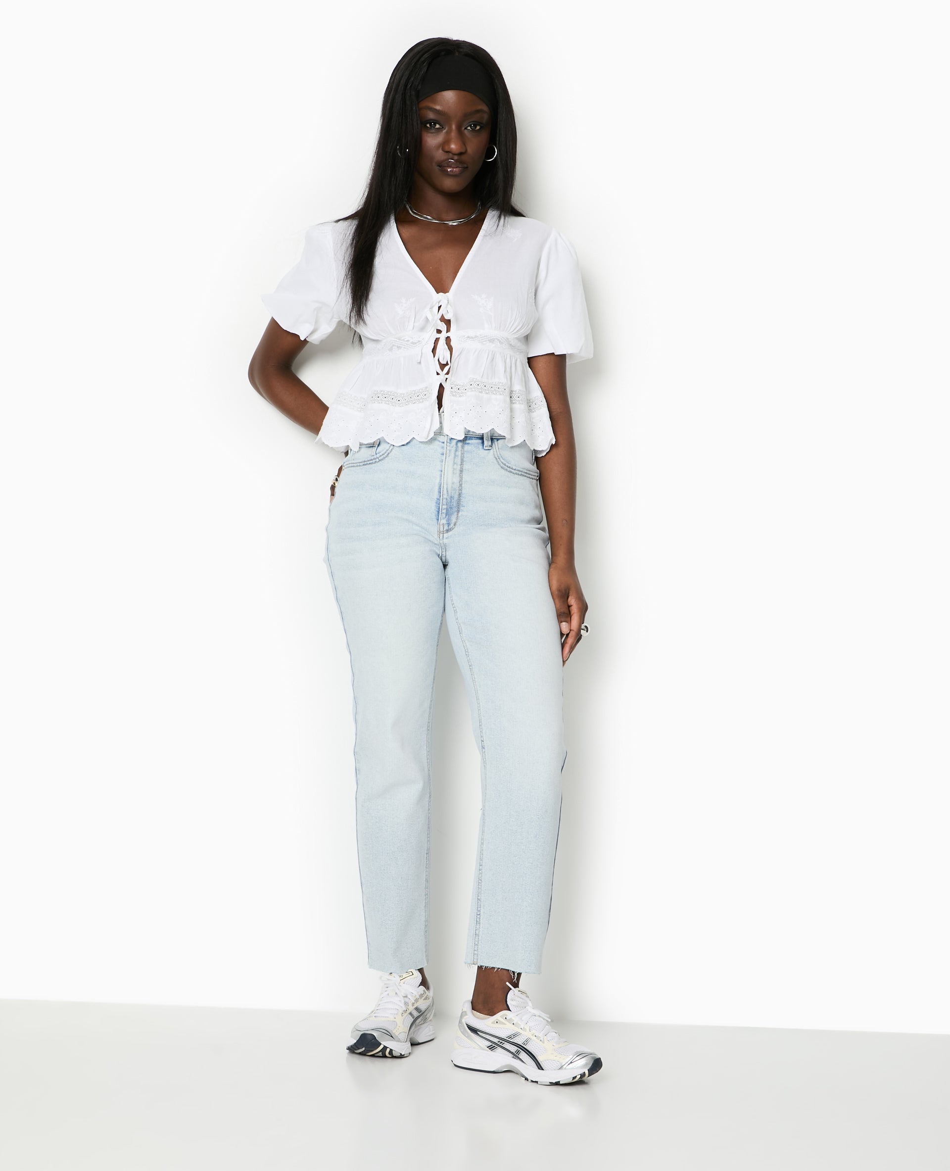 Jean droit taille haute avec bas coupés