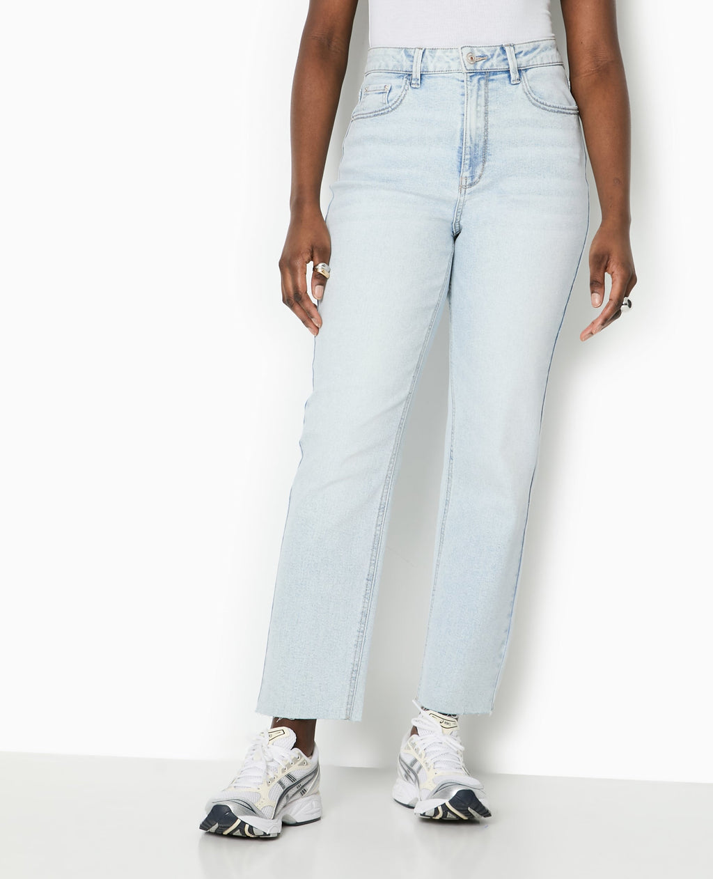 Jean droit taille haute avec bas coupés
