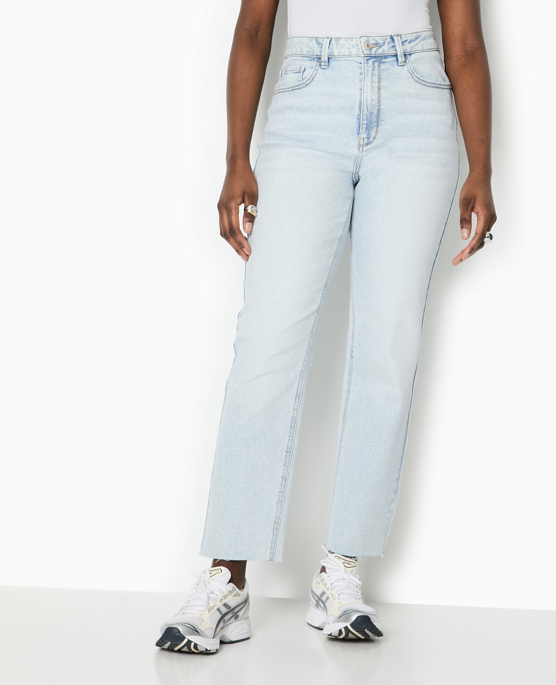 Jean droit taille haute avec bas coupés