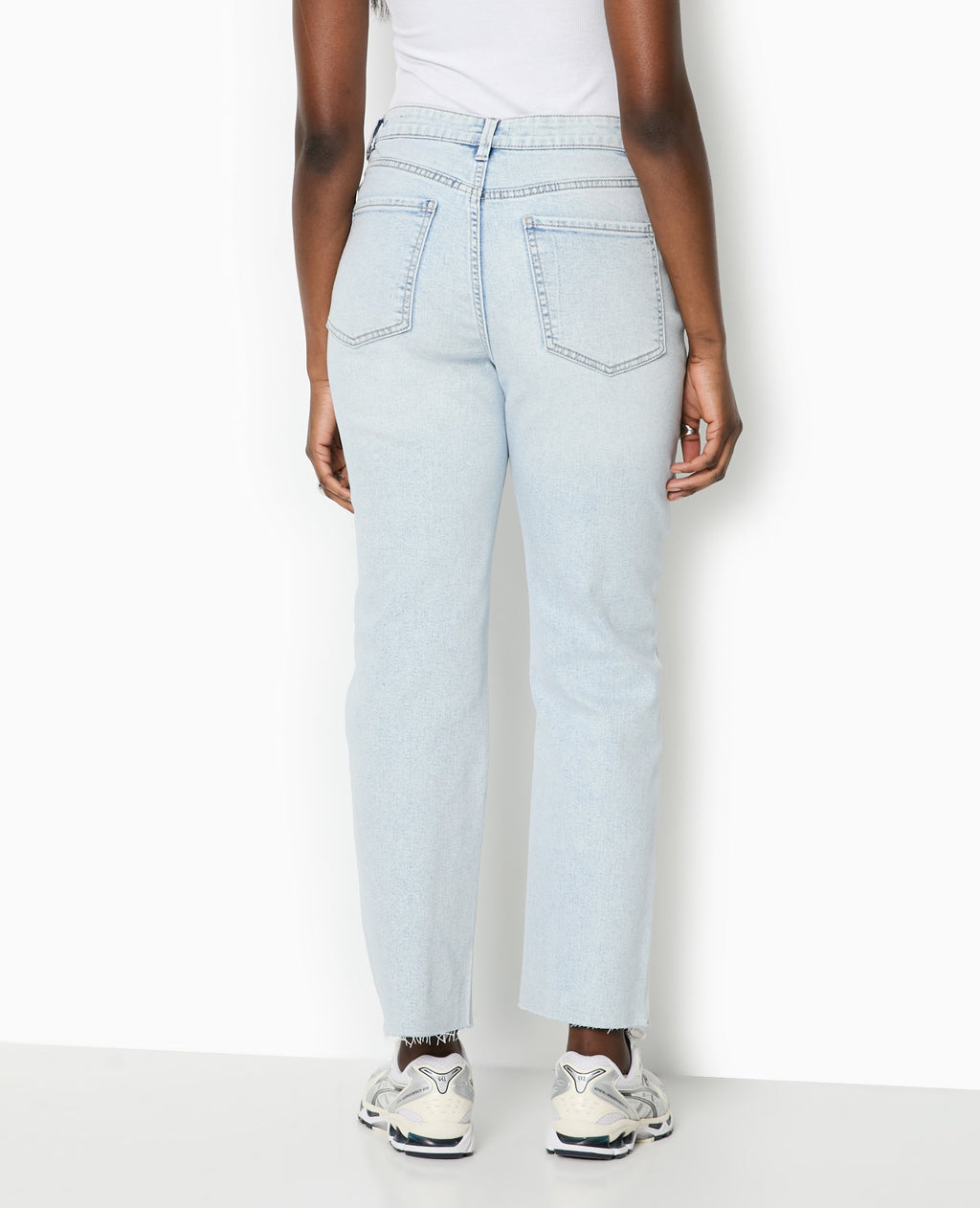 Jean droit taille haute avec bas coupés