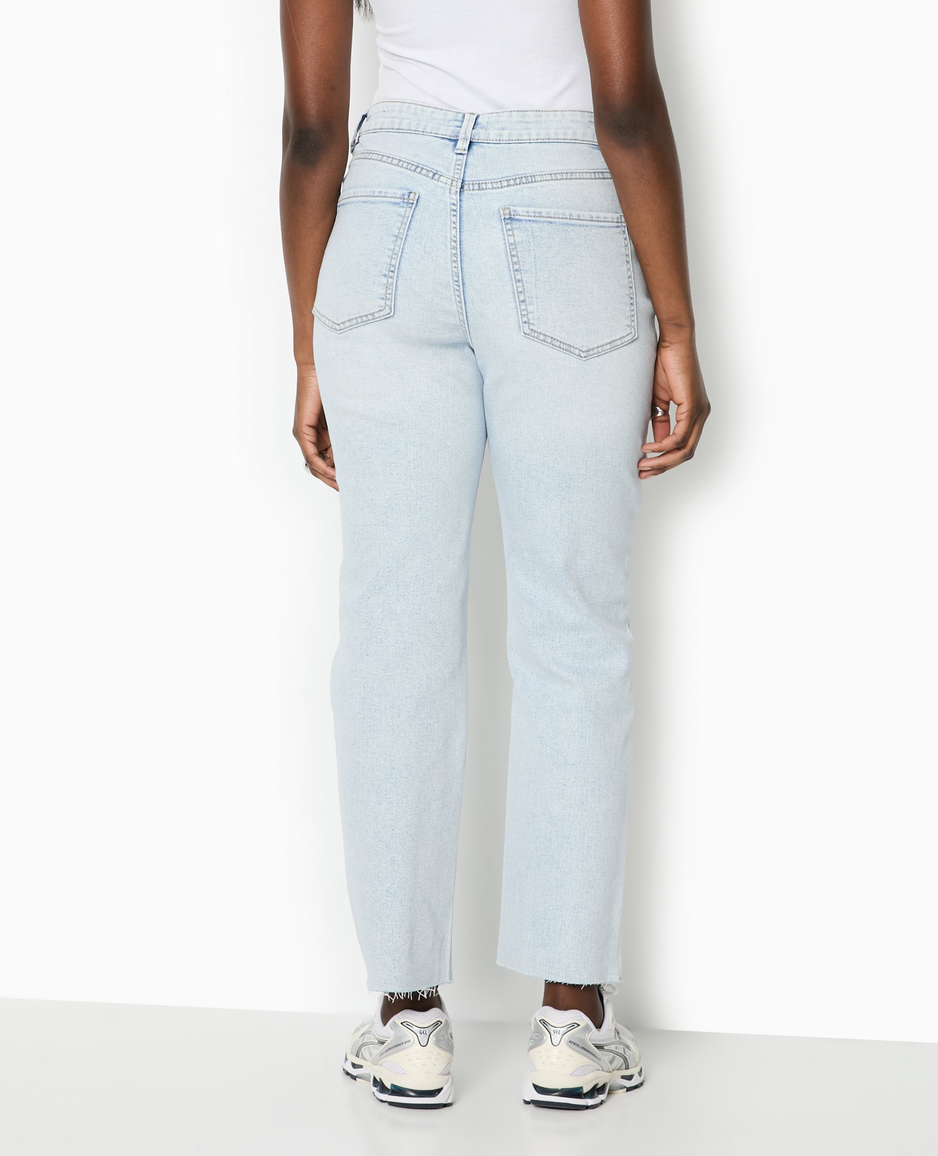 Jean droit taille haute avec bas coupés