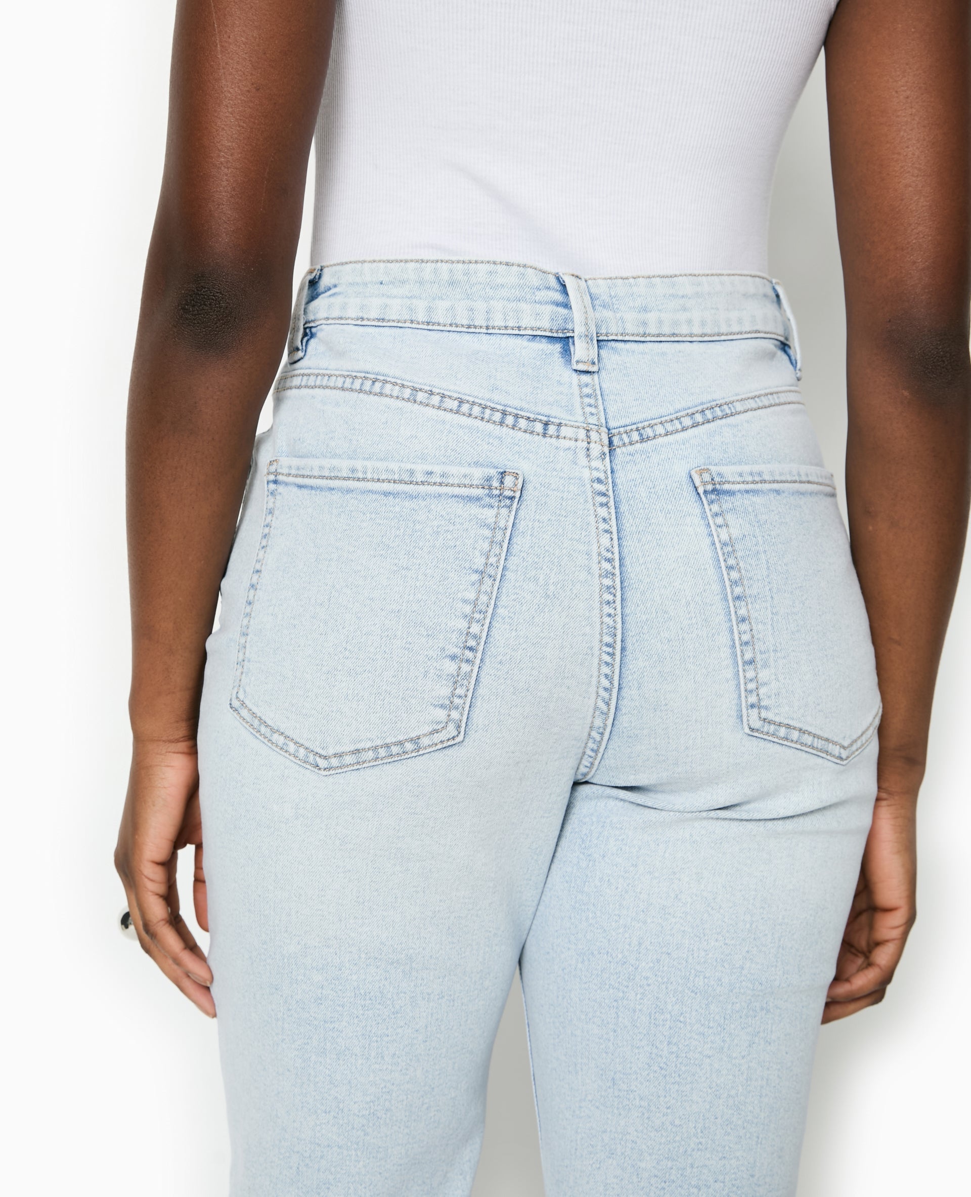 Jean droit taille haute avec bas coupés