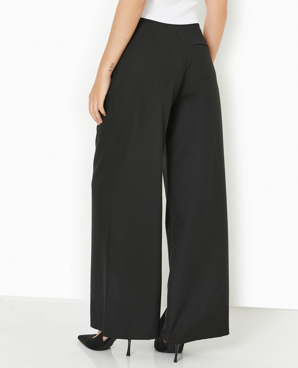 Pantalon large et droit avec pinces