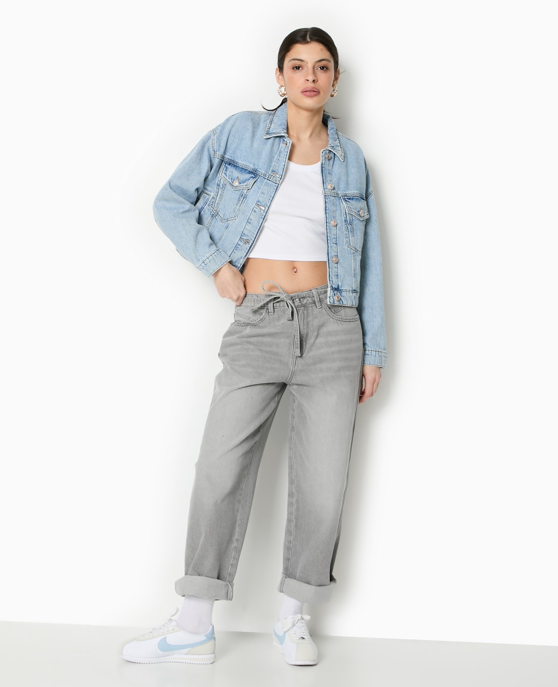 Jean baggy taille basse avec ceinture à nouer
