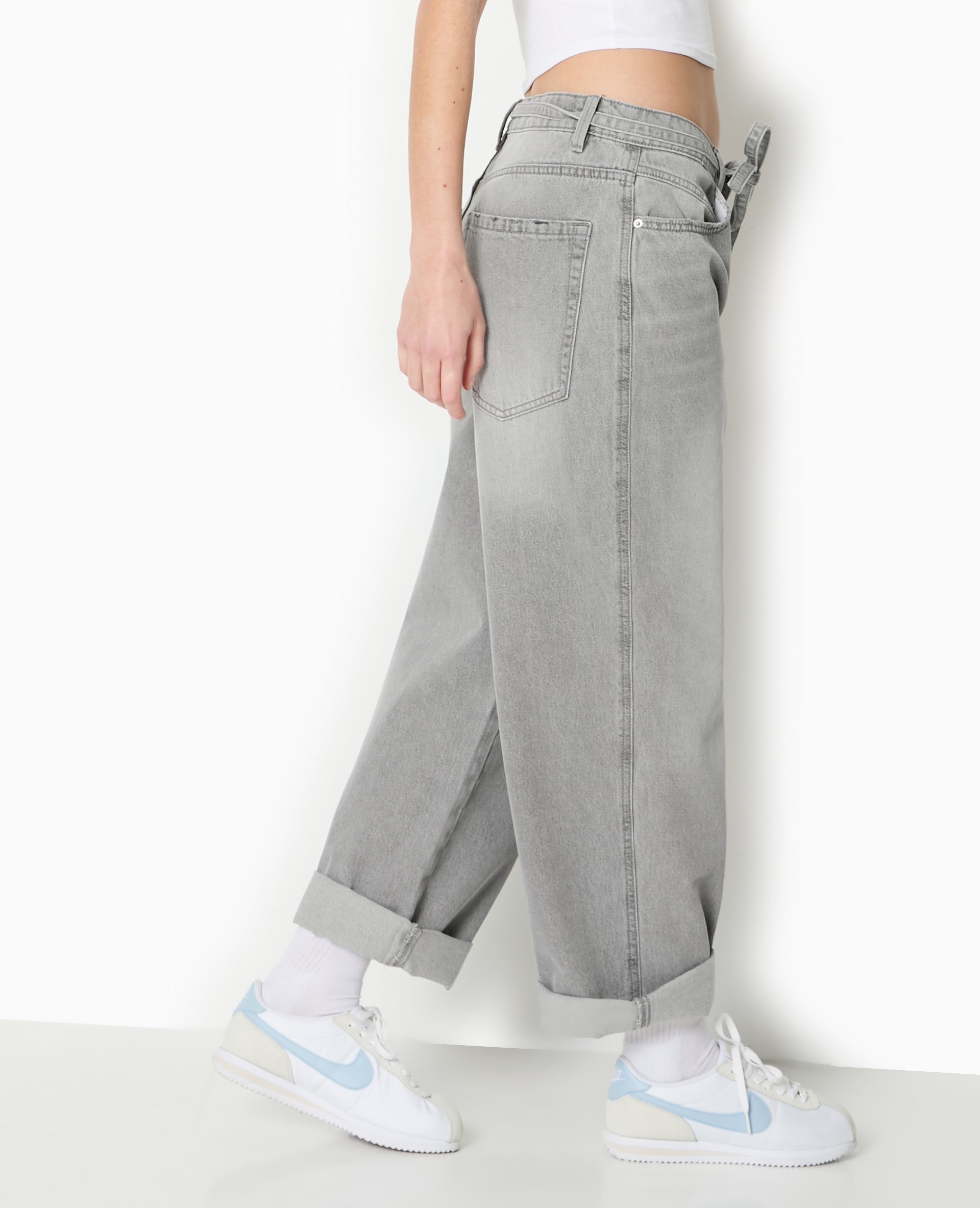 Jean baggy taille basse avec ceinture à nouer