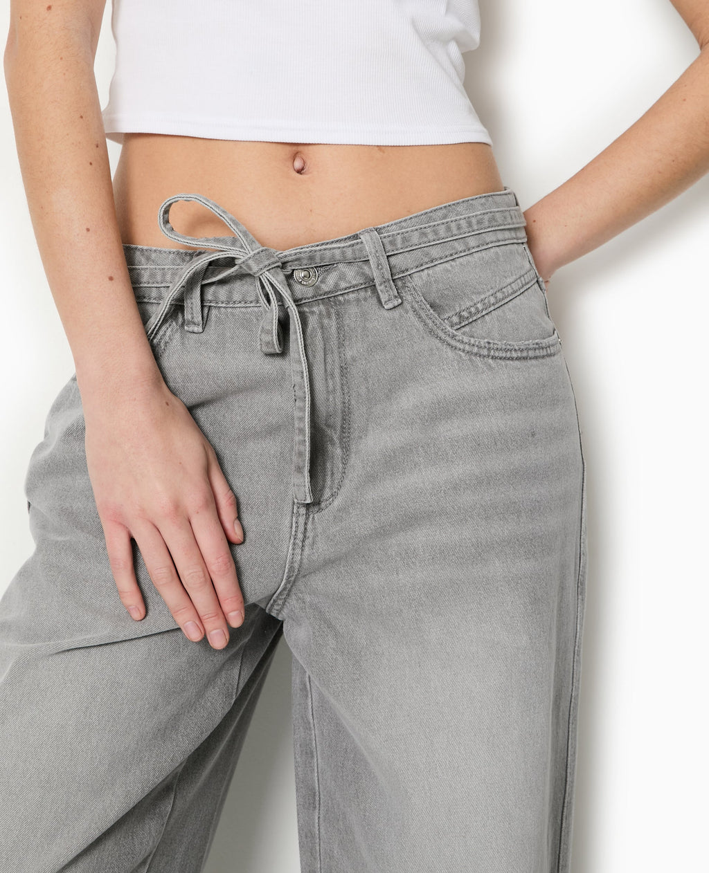 Jean baggy taille basse avec ceinture à nouer