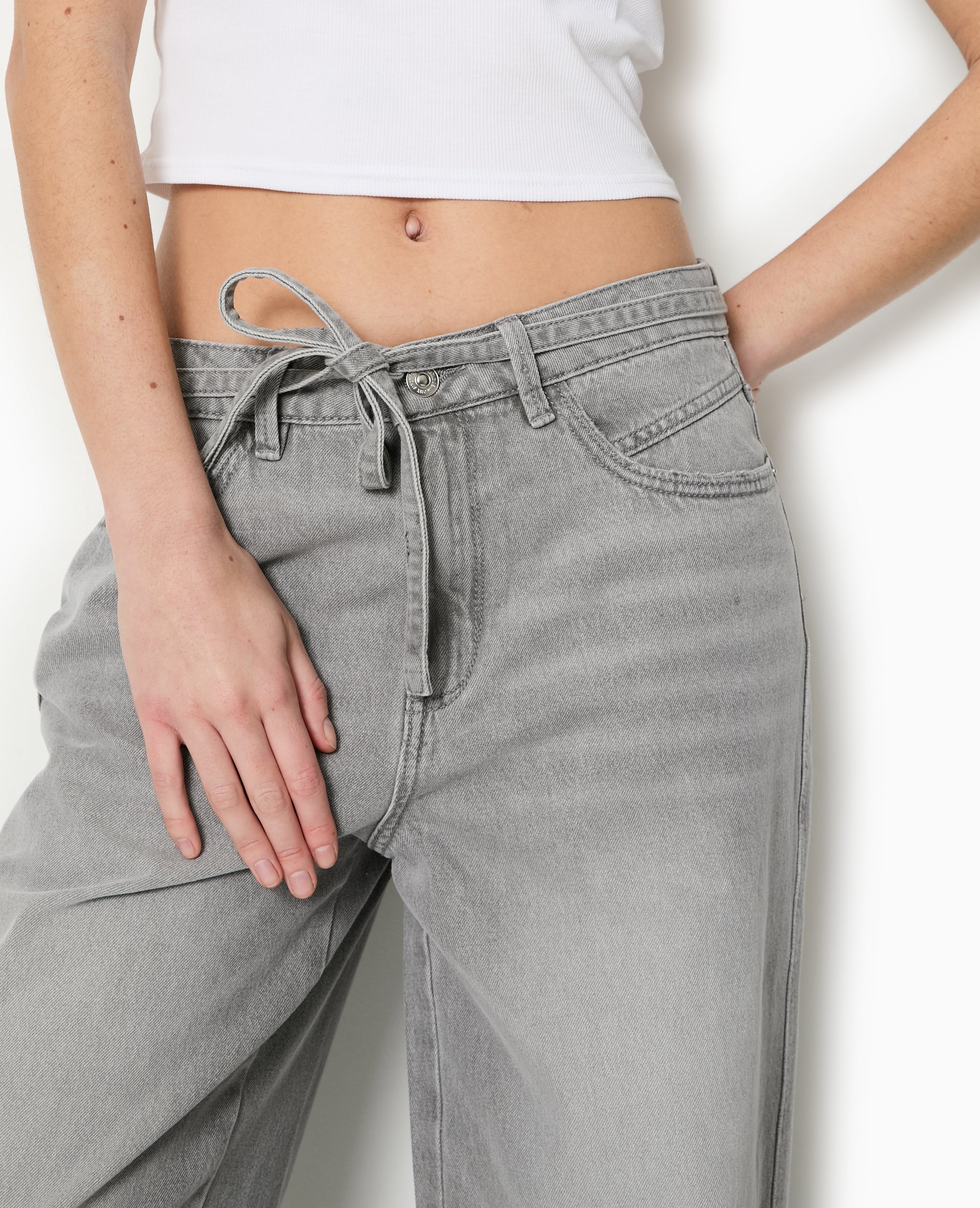 Jean baggy taille basse avec ceinture à nouer