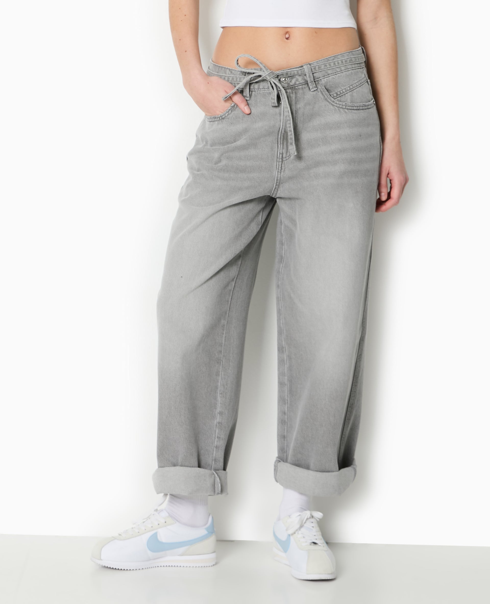 Jean baggy taille basse avec ceinture à nouer