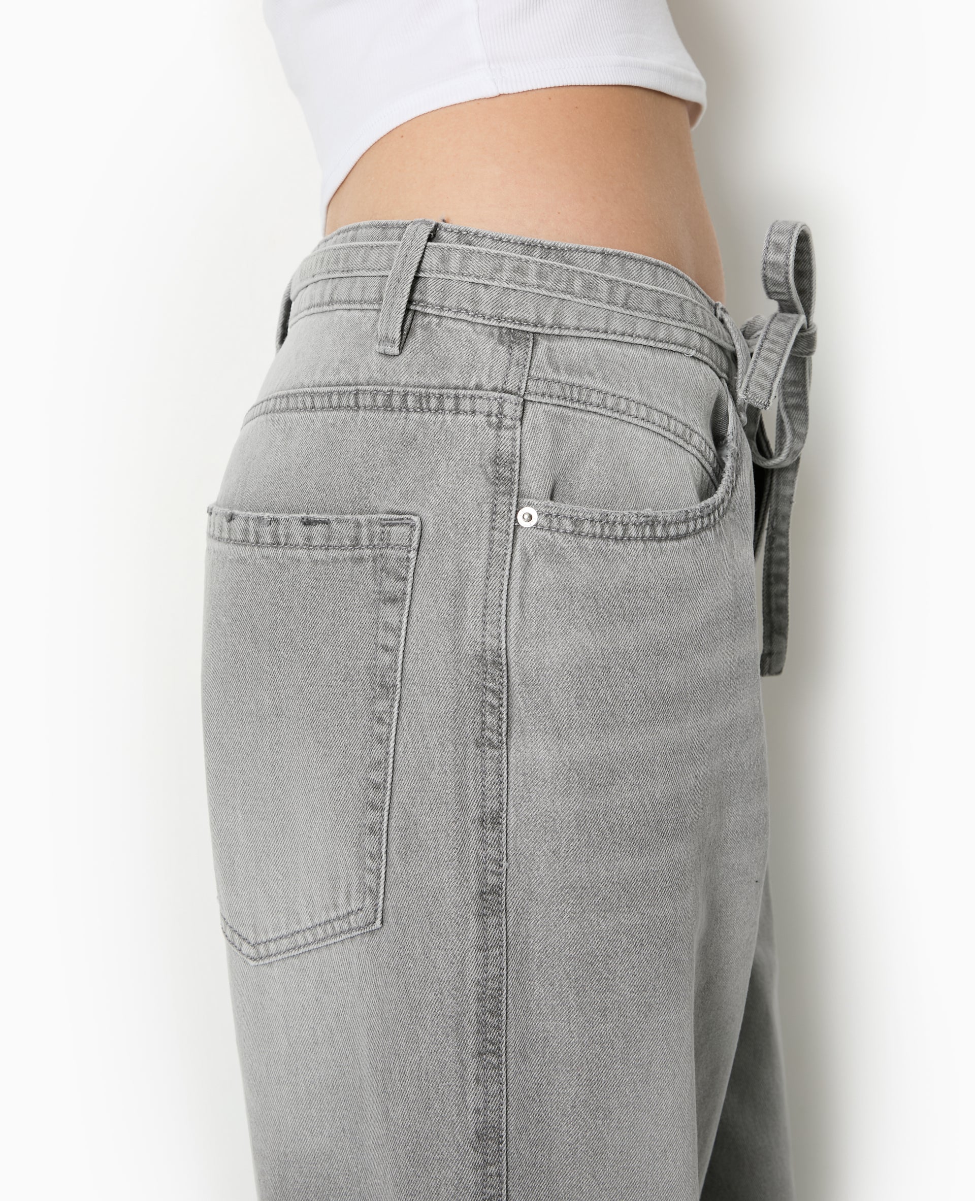 Jean baggy taille basse avec ceinture à nouer