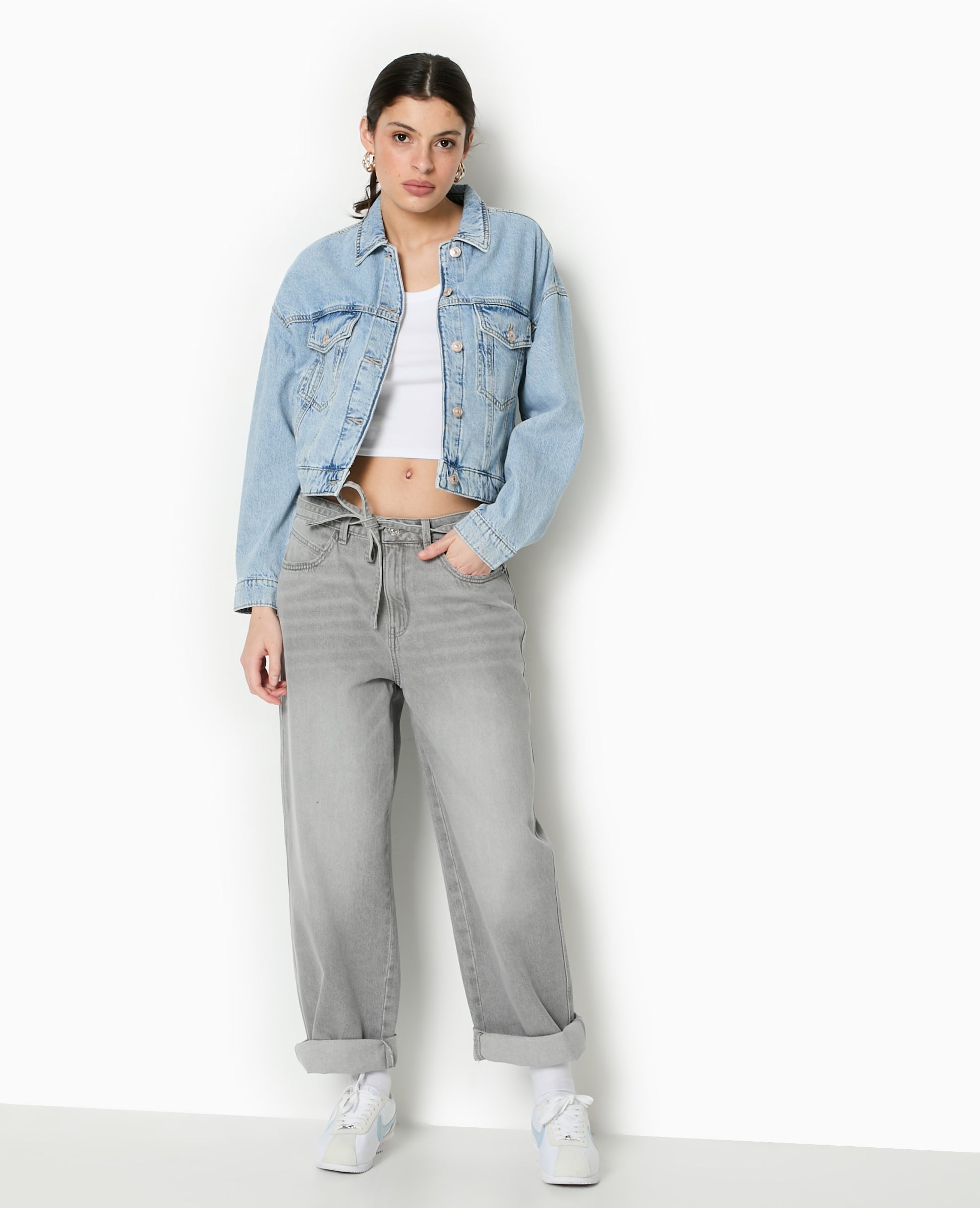 Jean baggy taille basse avec ceinture à nouer