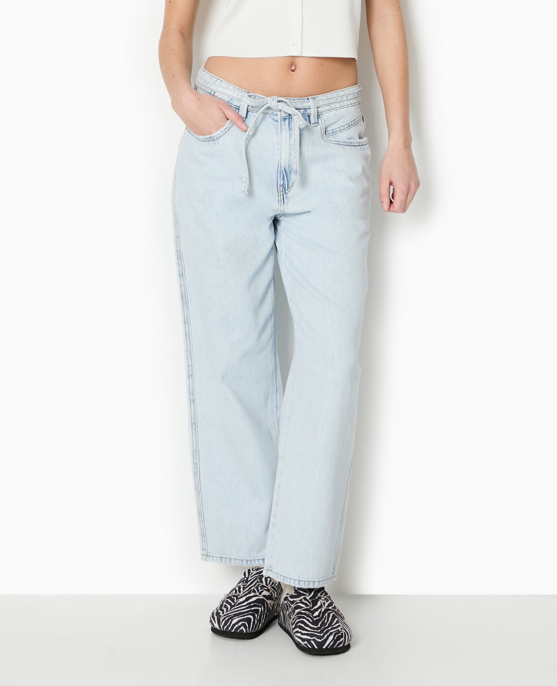 Jean baggy taille basse avec ceinture à nouer