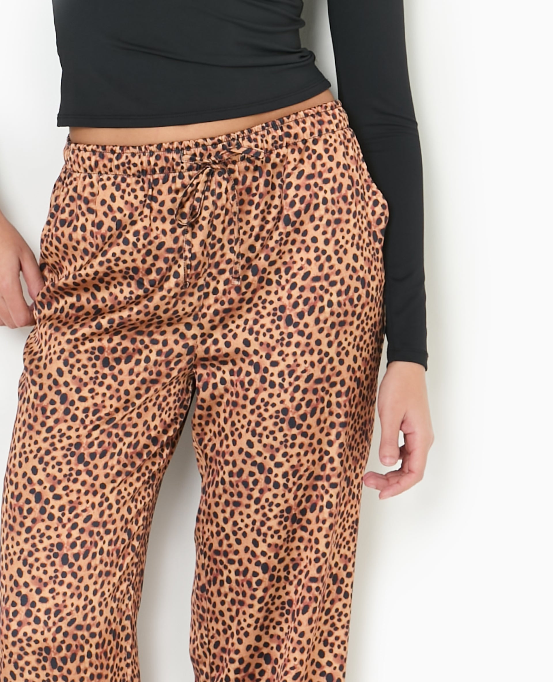 Pantalon large en tissu satiné motif léopard