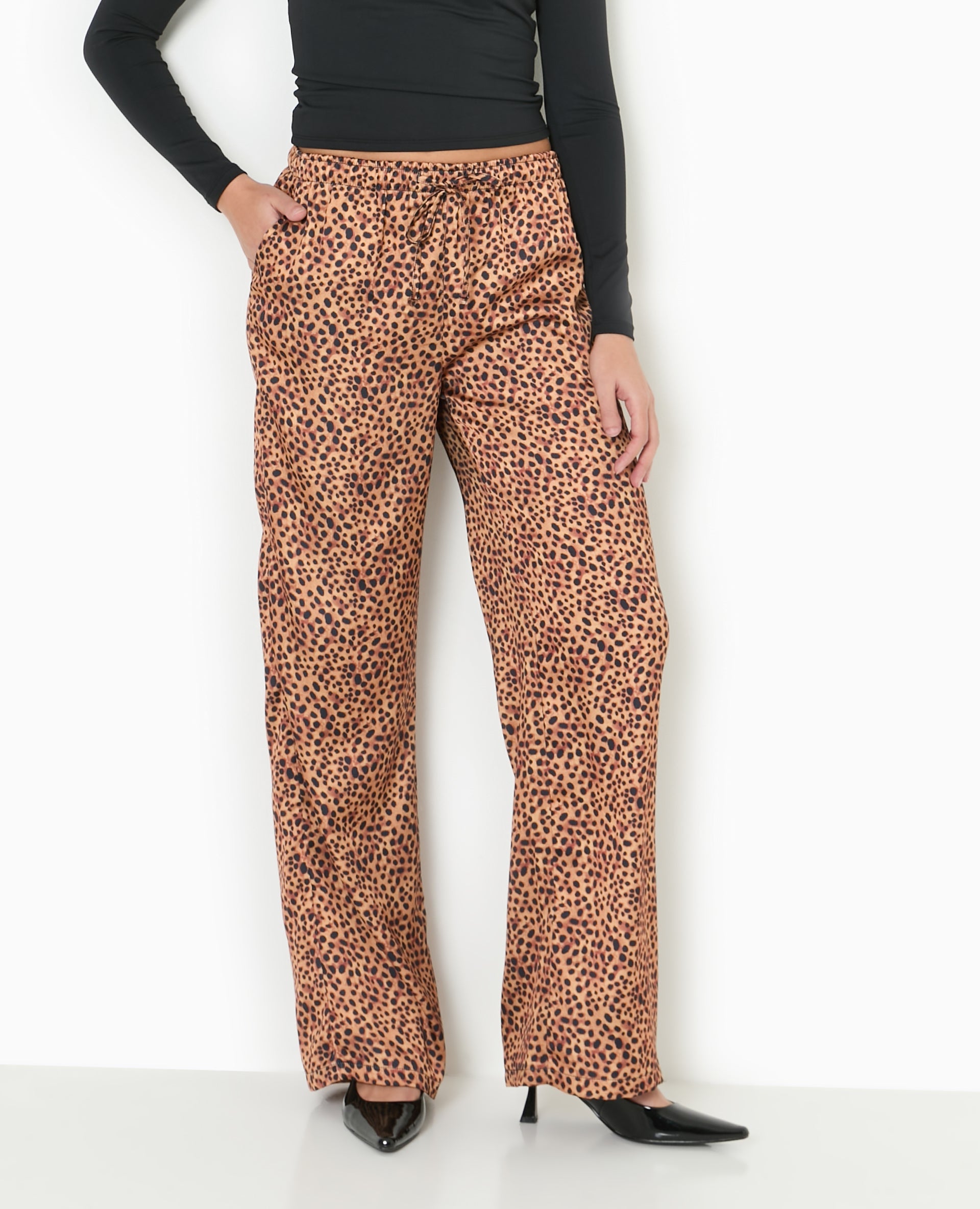 Pantalon large en tissu satiné motif léopard