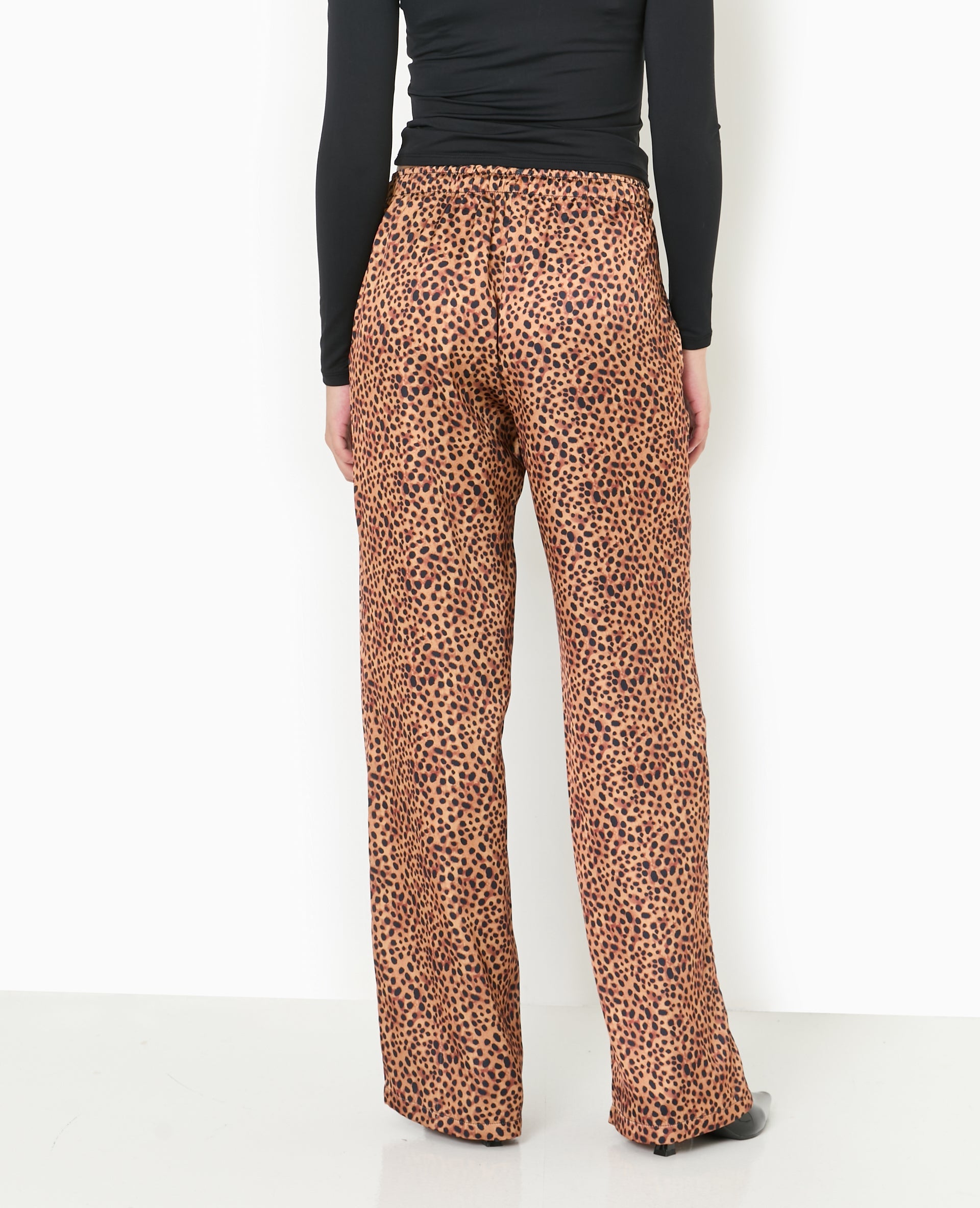 Pantalon large en tissu satiné motif léopard