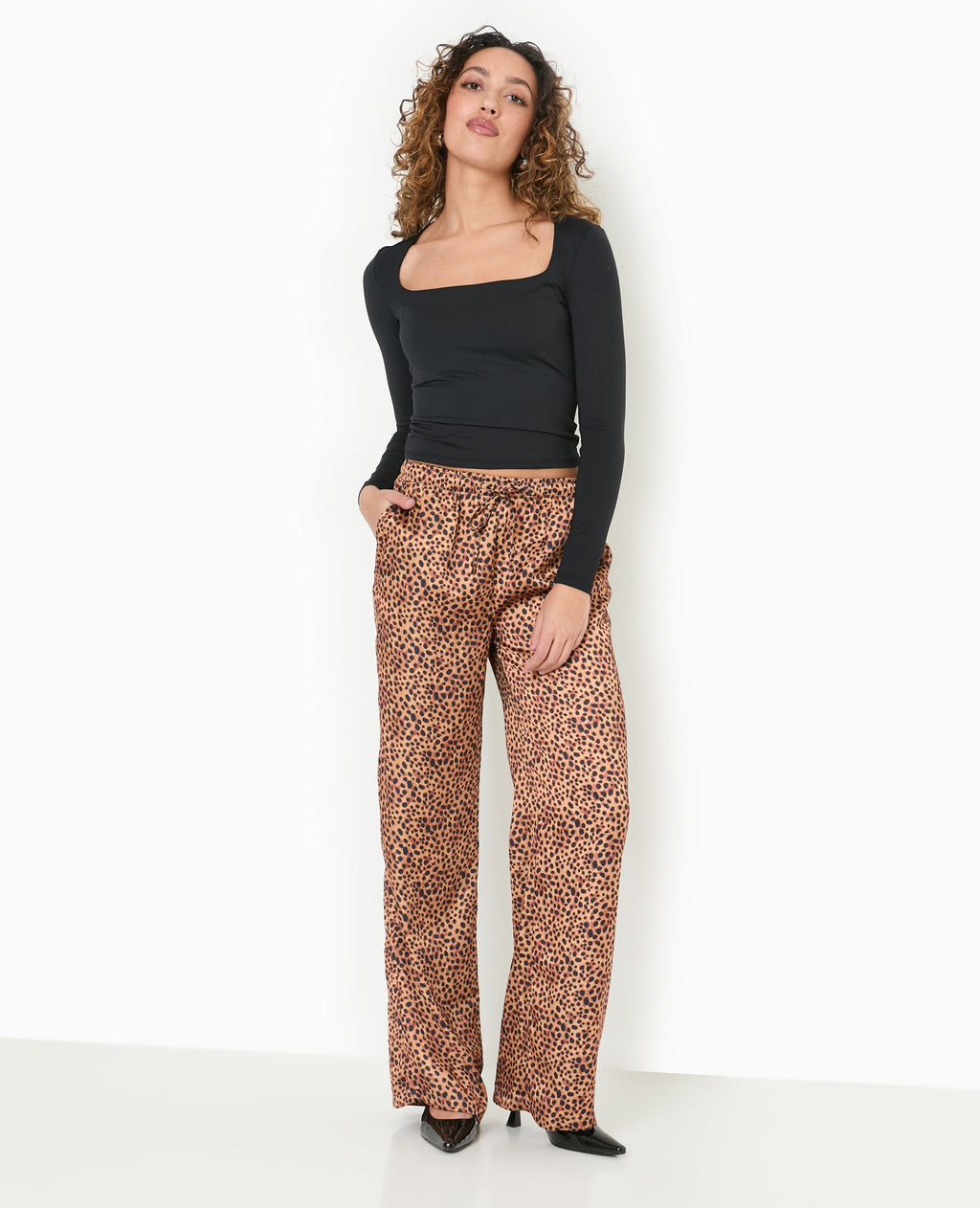Pantalon large en tissu satiné motif léopard