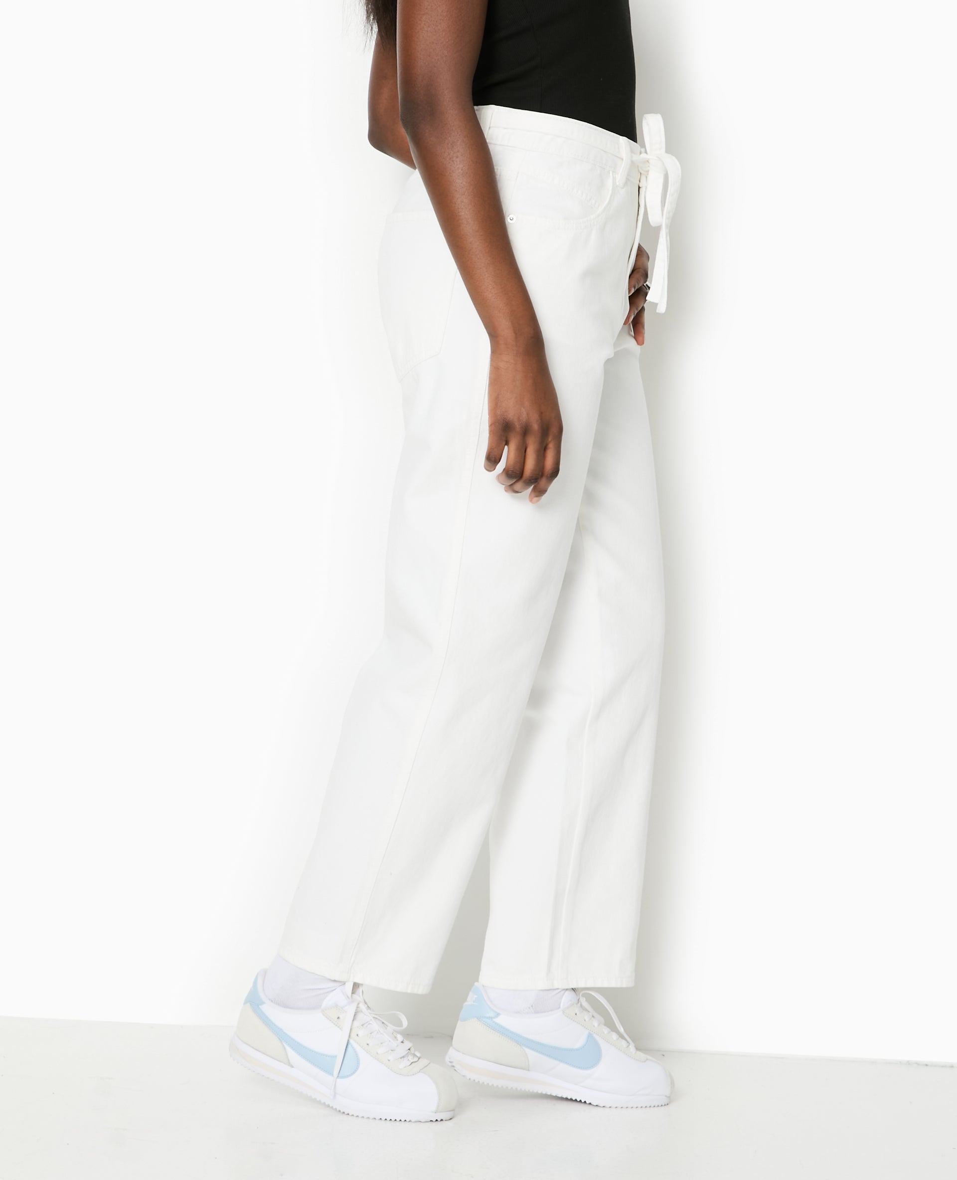 Jean baggy taille basse avec ceinture à nouer