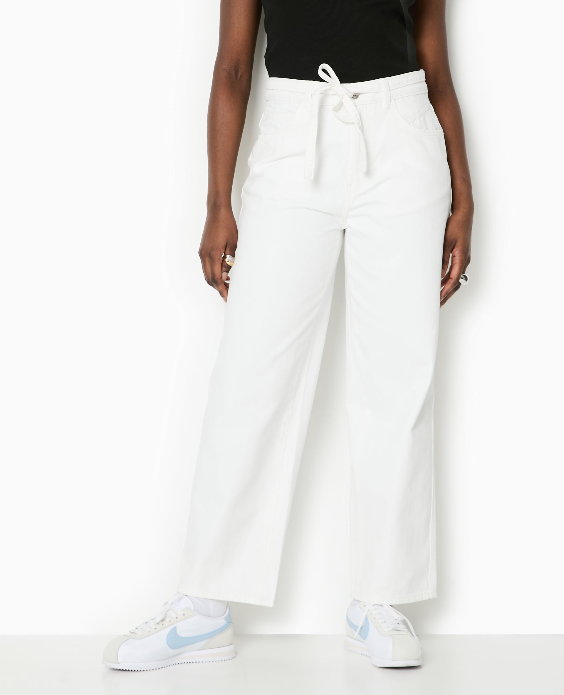 Jean baggy taille basse avec ceinture à nouer