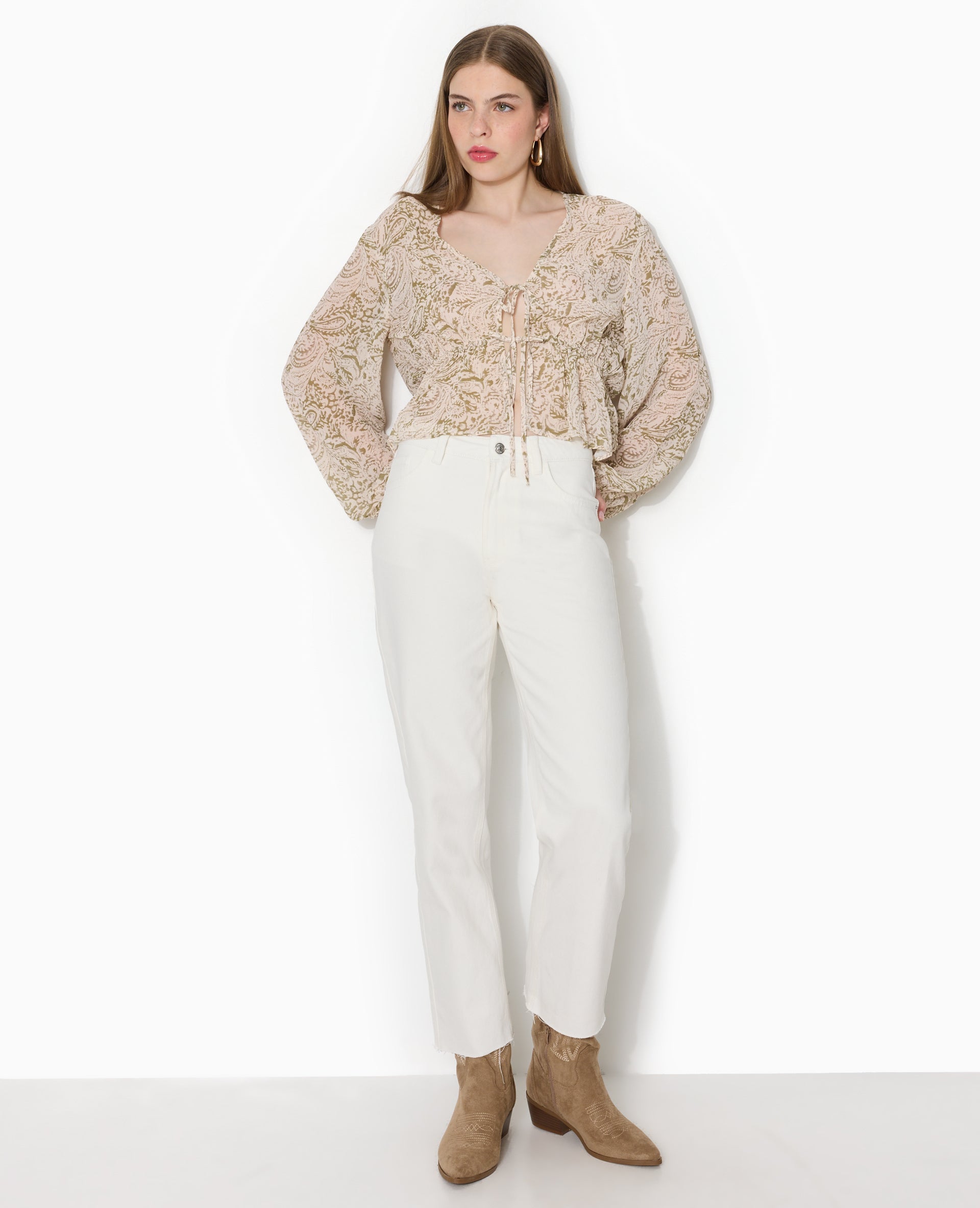 Jean droit taille haute avec bas coupés