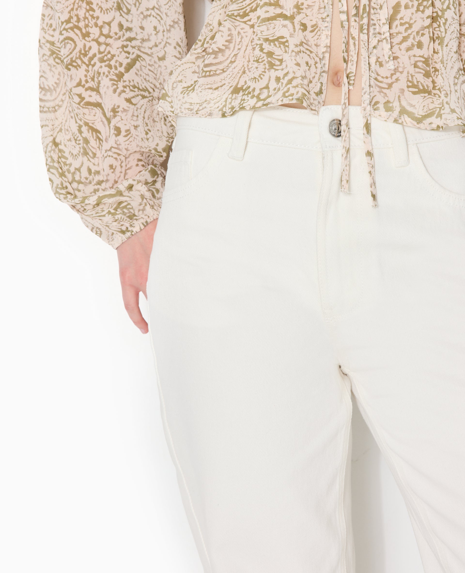 Jean droit taille haute avec bas coupés