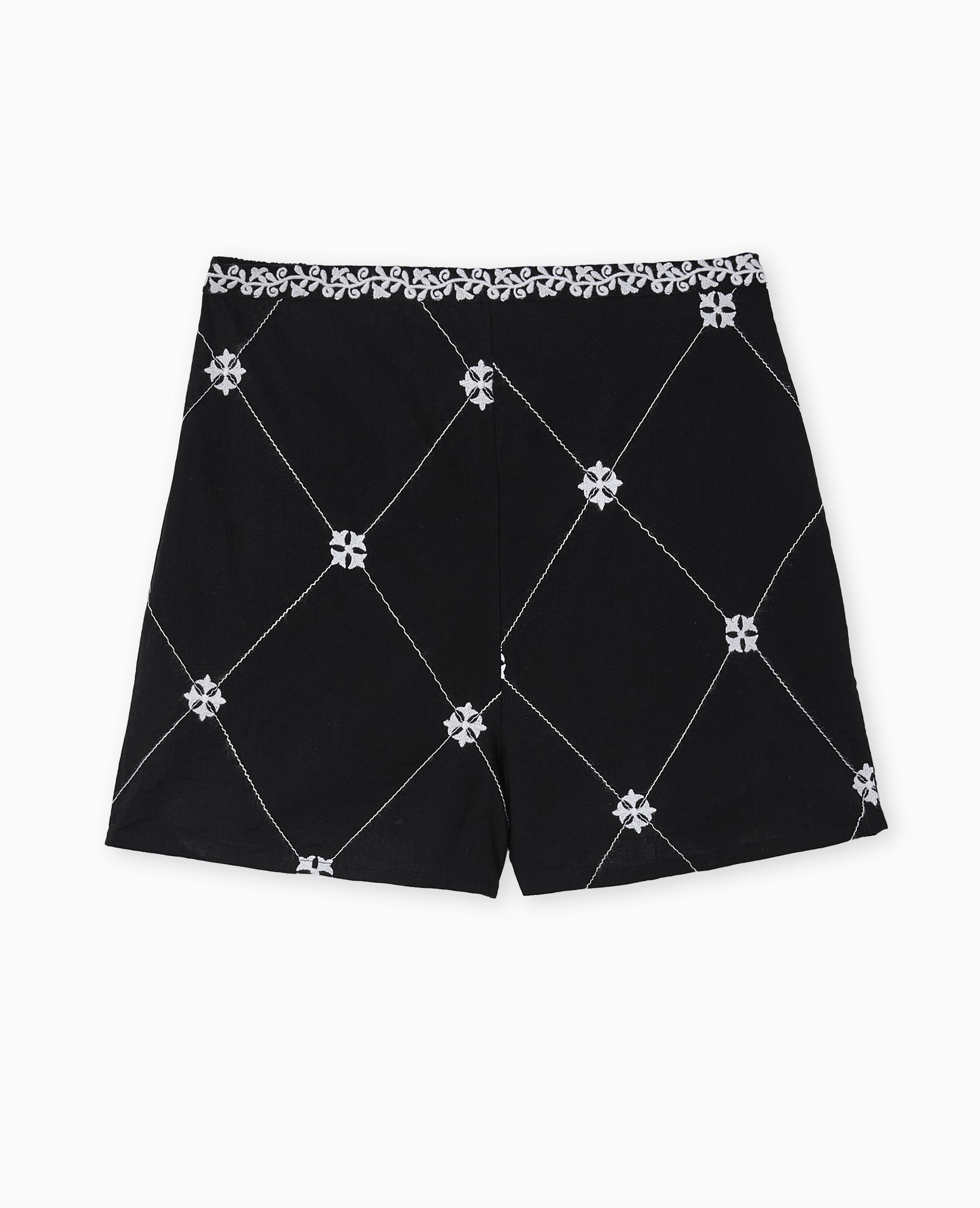 Short avec broderies devant