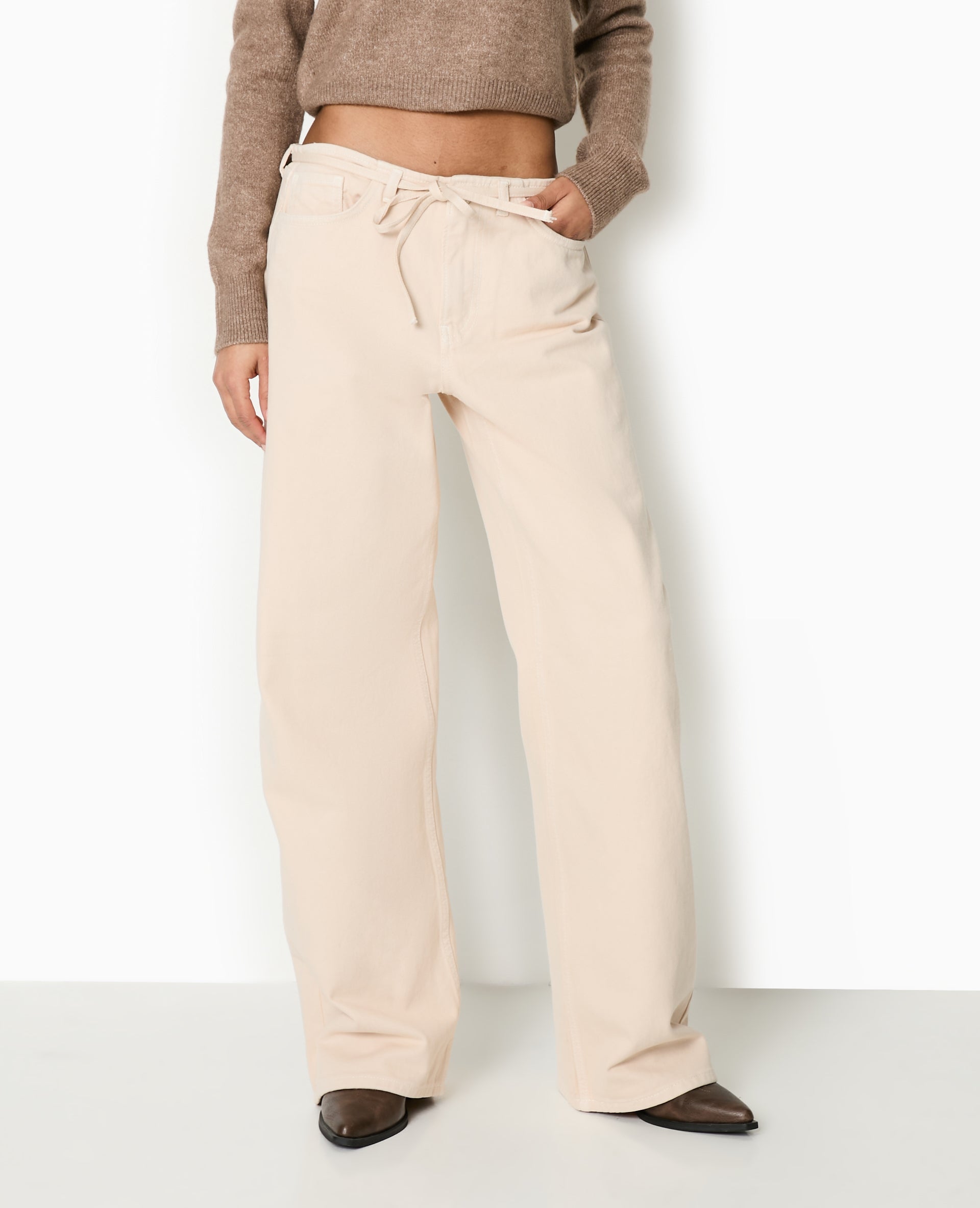 Jean droit taille basse avec ceinture à nouer
