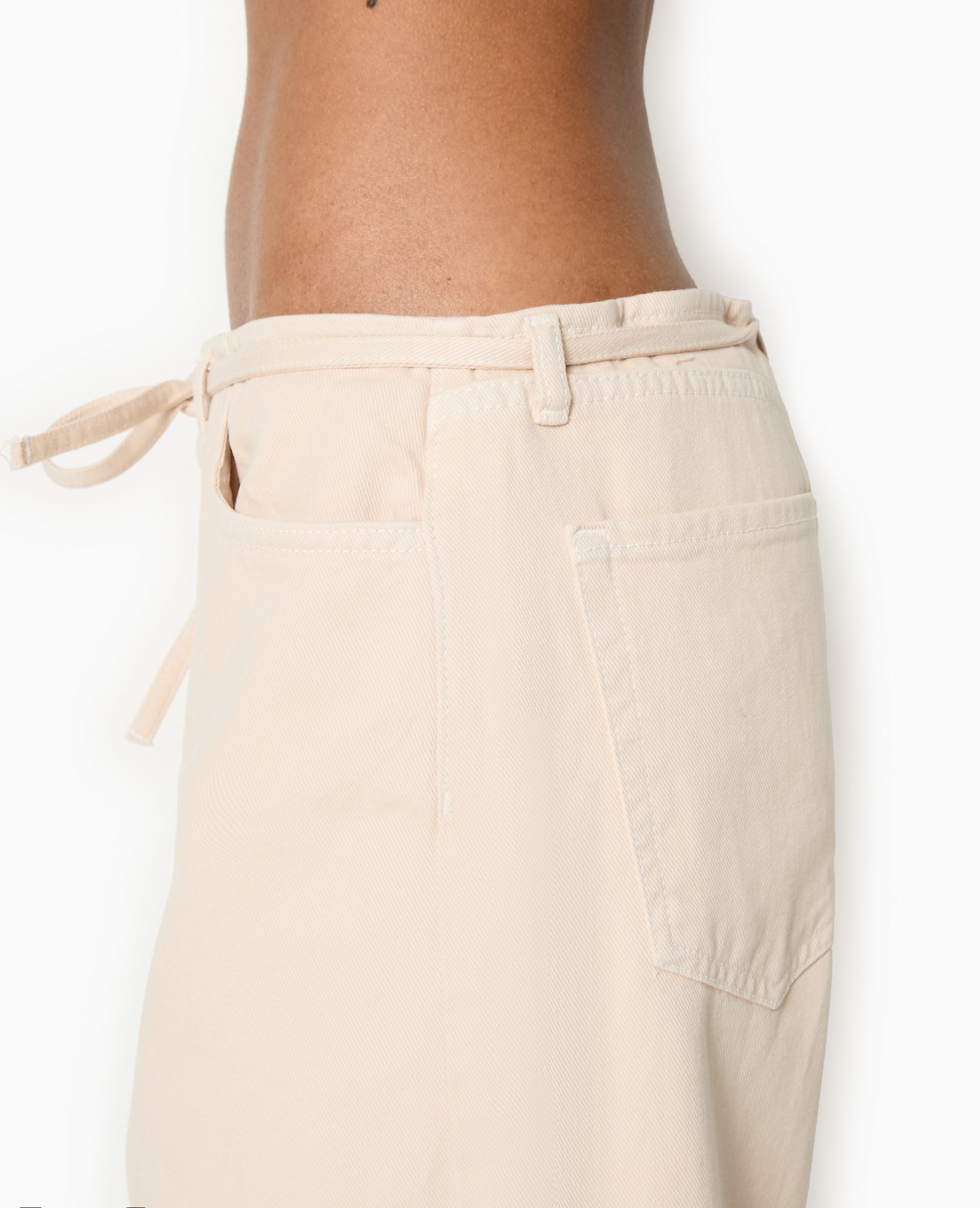Jean droit taille basse avec ceinture à nouer