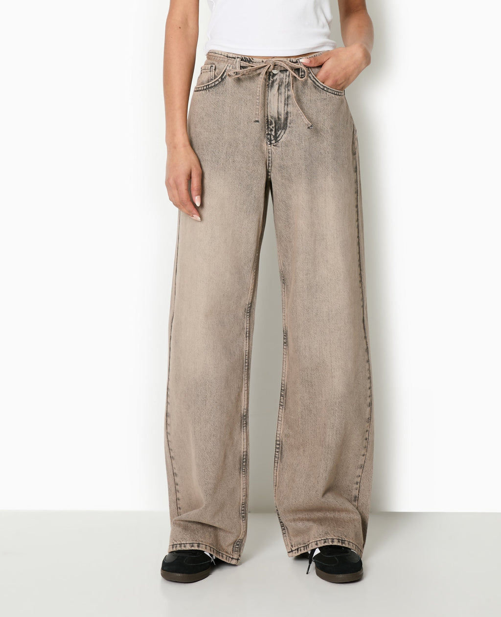 Jean droit taille basse avec ceinture à nouer