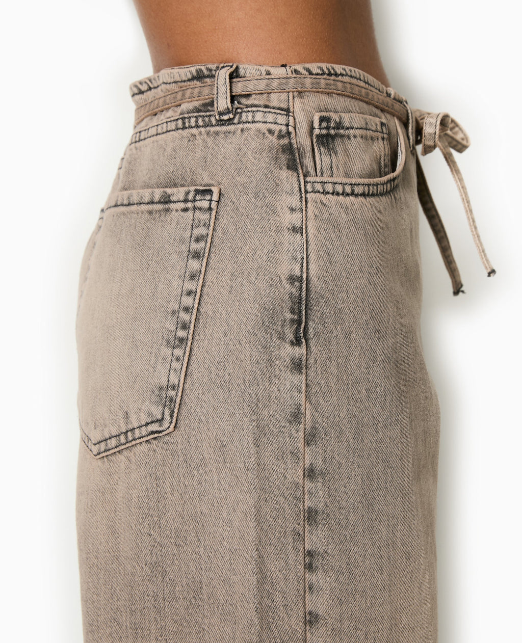 Jean droit taille basse avec ceinture à nouer