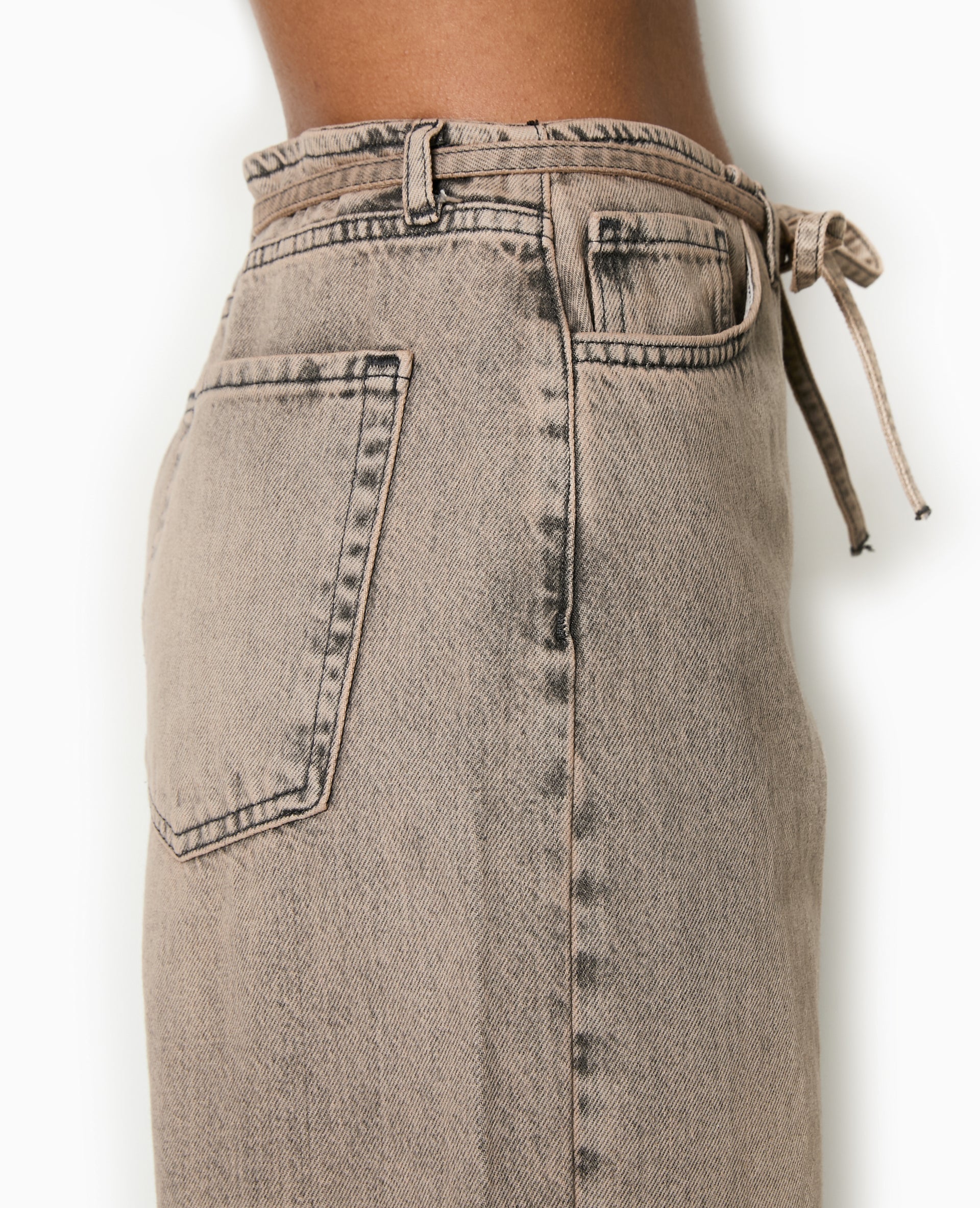 Jean droit taille basse avec ceinture à nouer