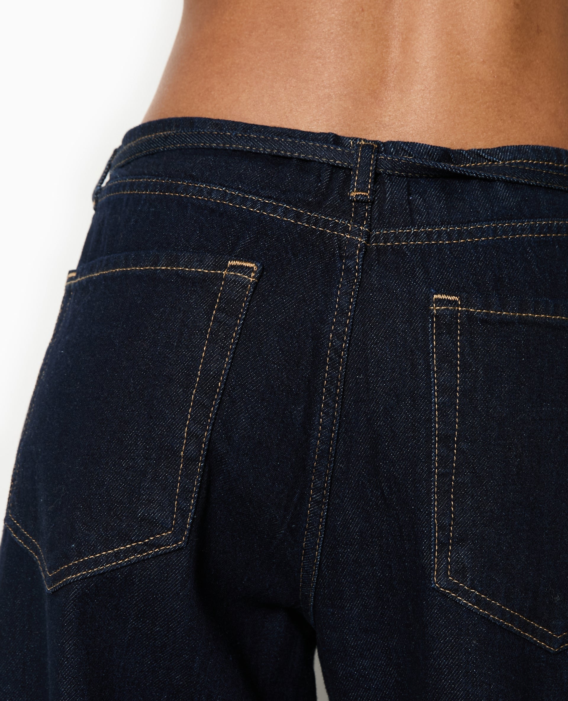 Jean droit taille basse avec ceinture à nouer