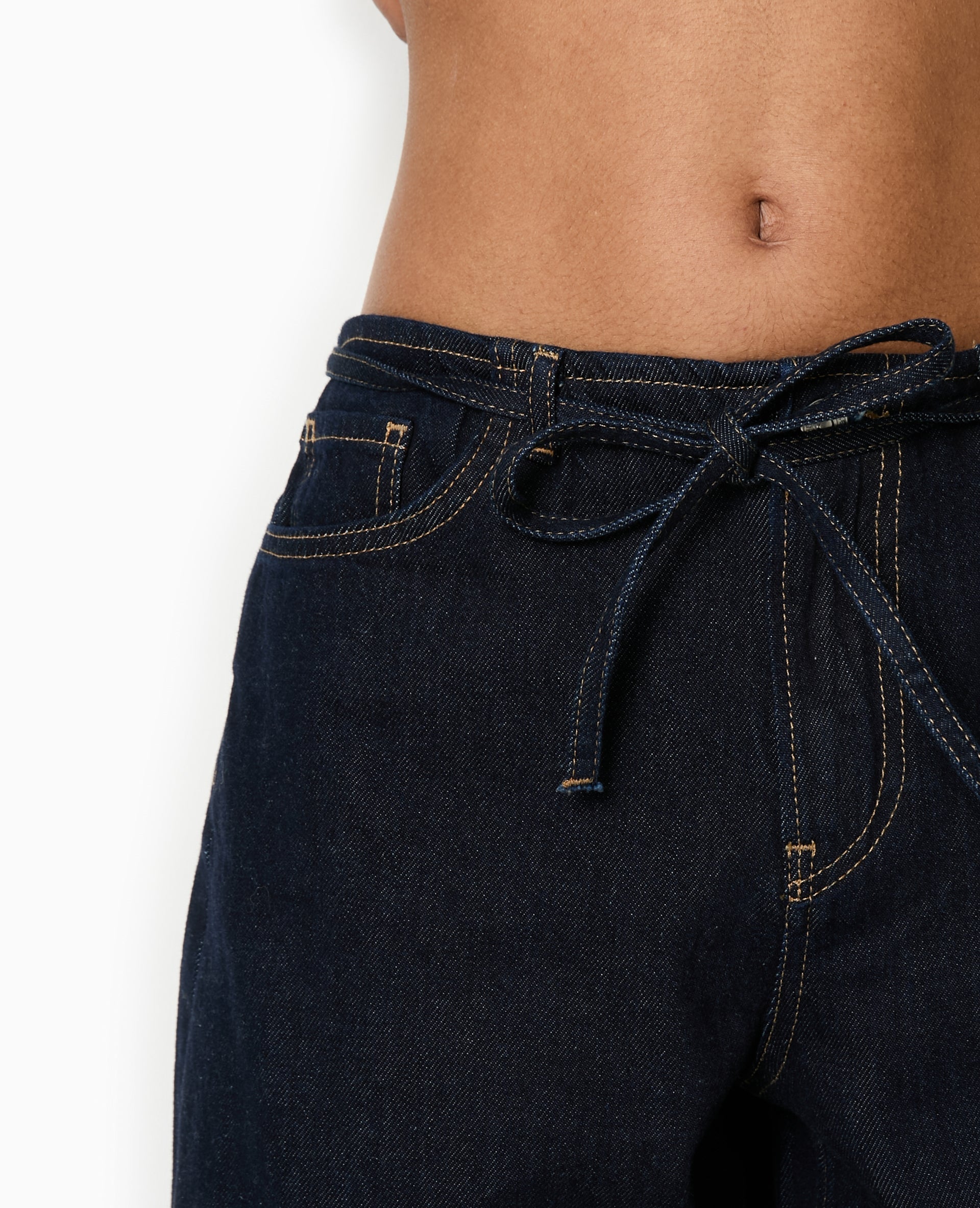Jean droit taille basse avec ceinture à nouer