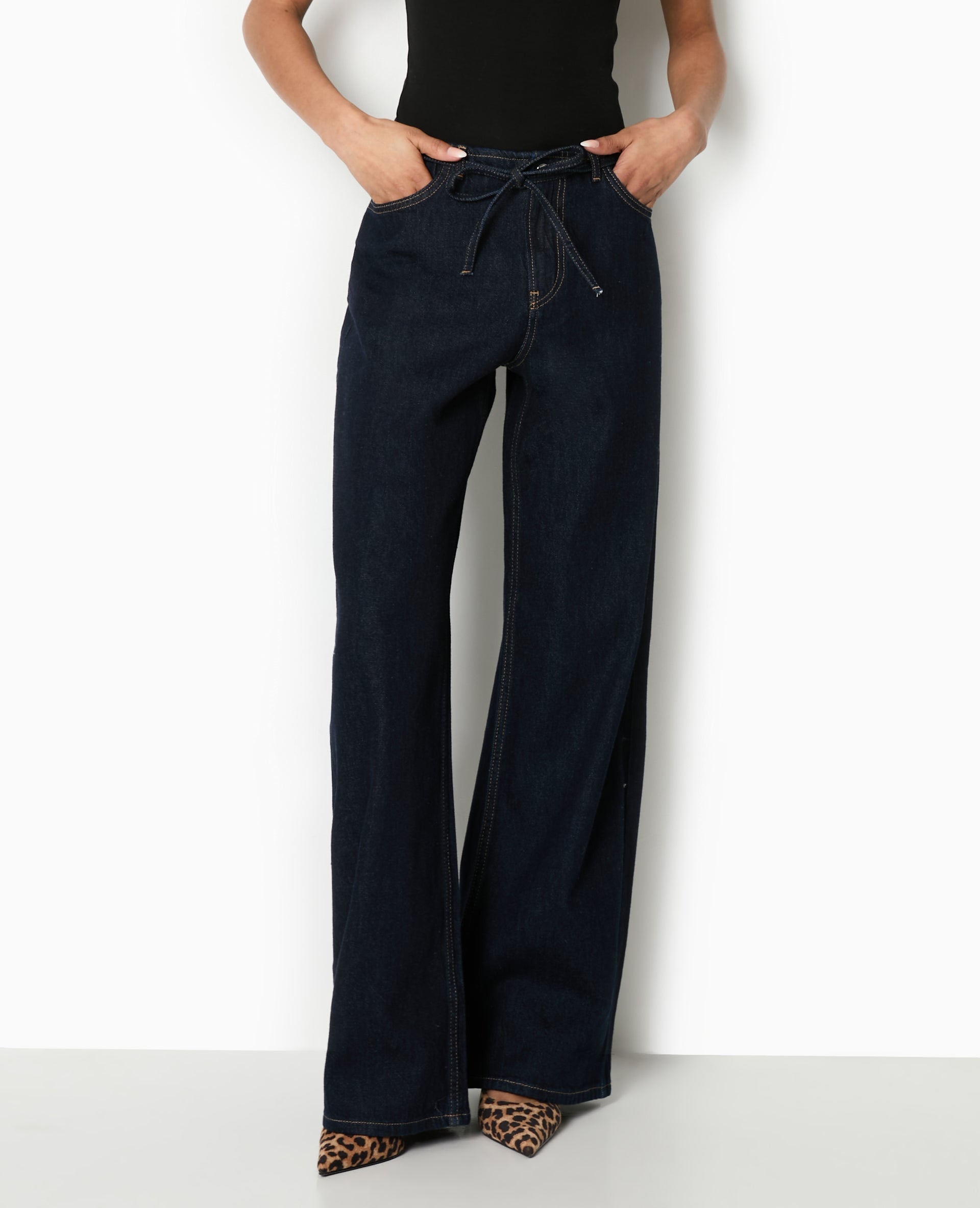 Jean droit taille basse avec ceinture à nouer