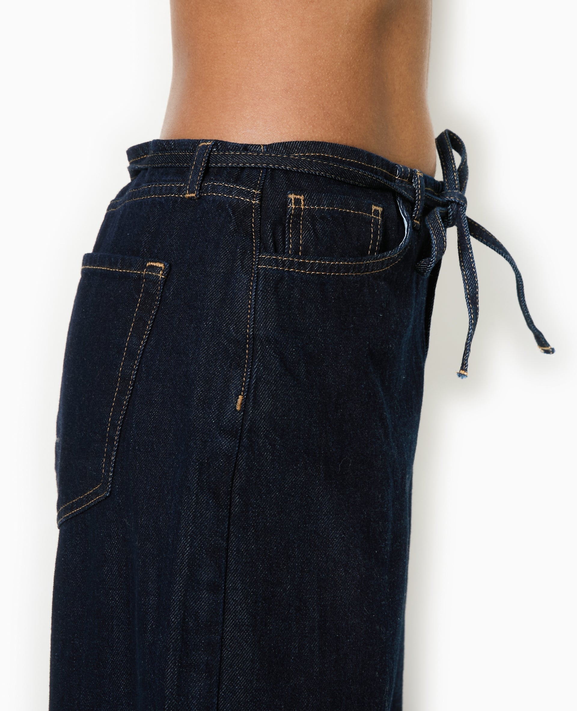 Jean droit taille basse avec ceinture à nouer