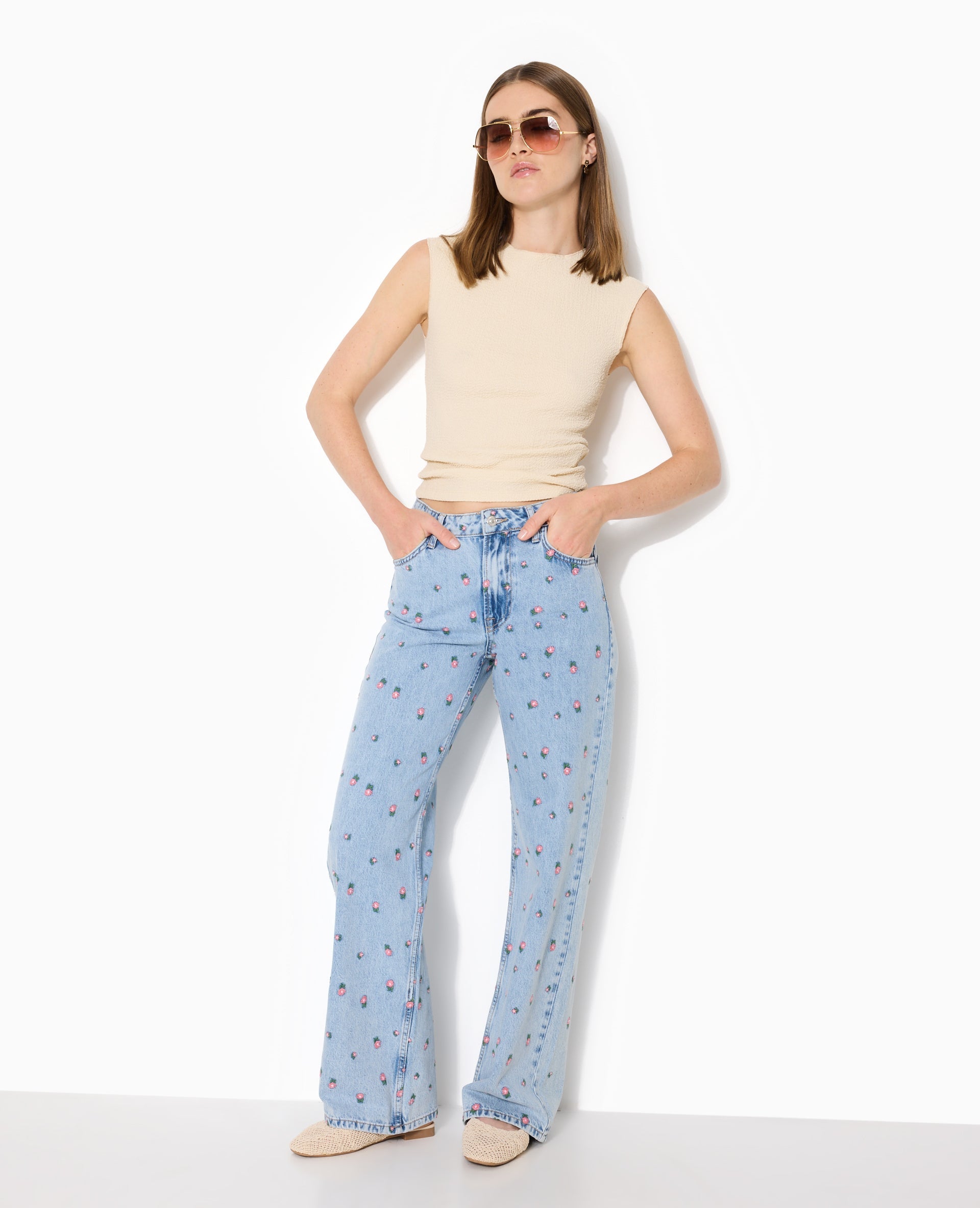 Jean straight taille haute avec broderies fleurs