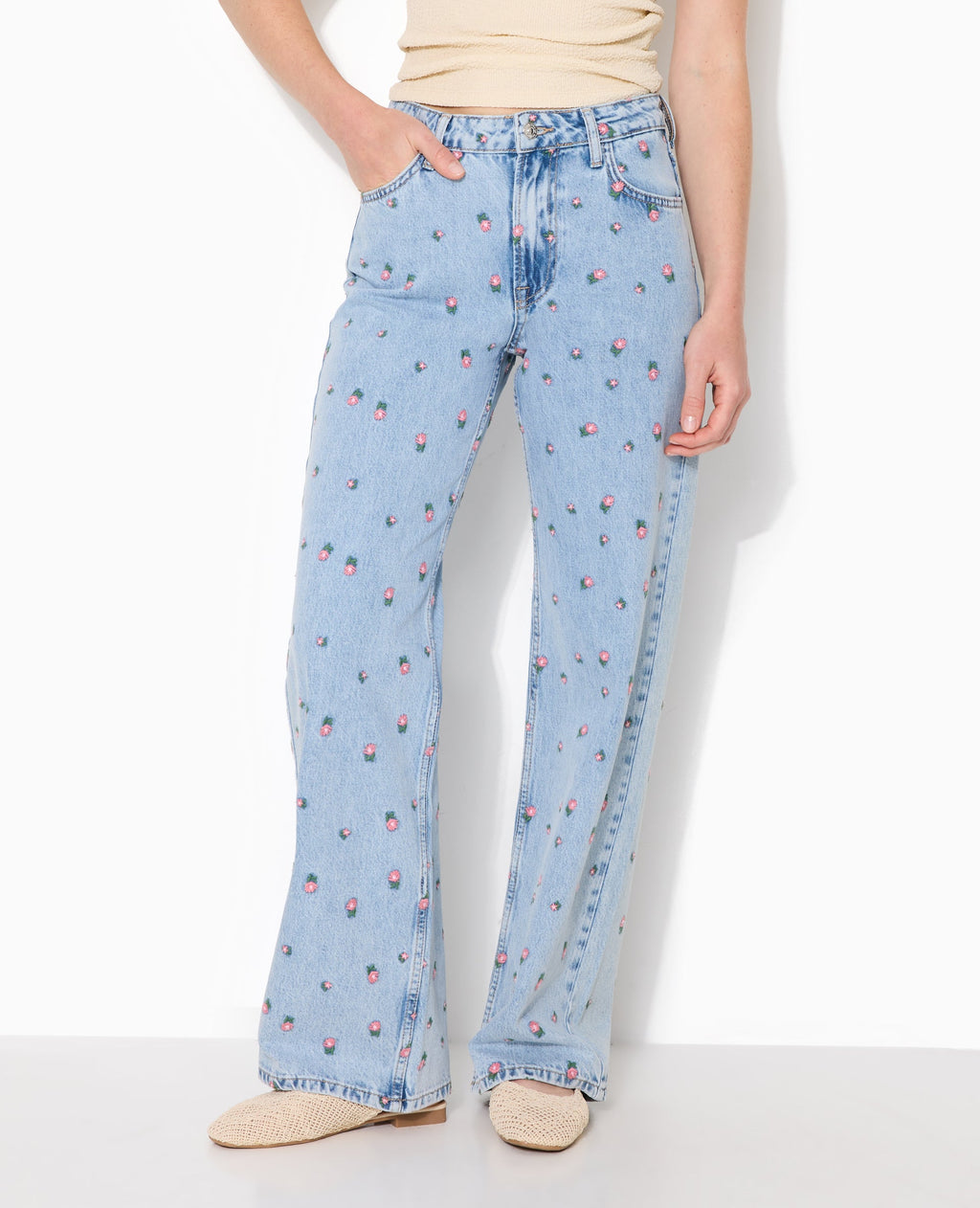Jean straight taille haute avec broderies fleurs